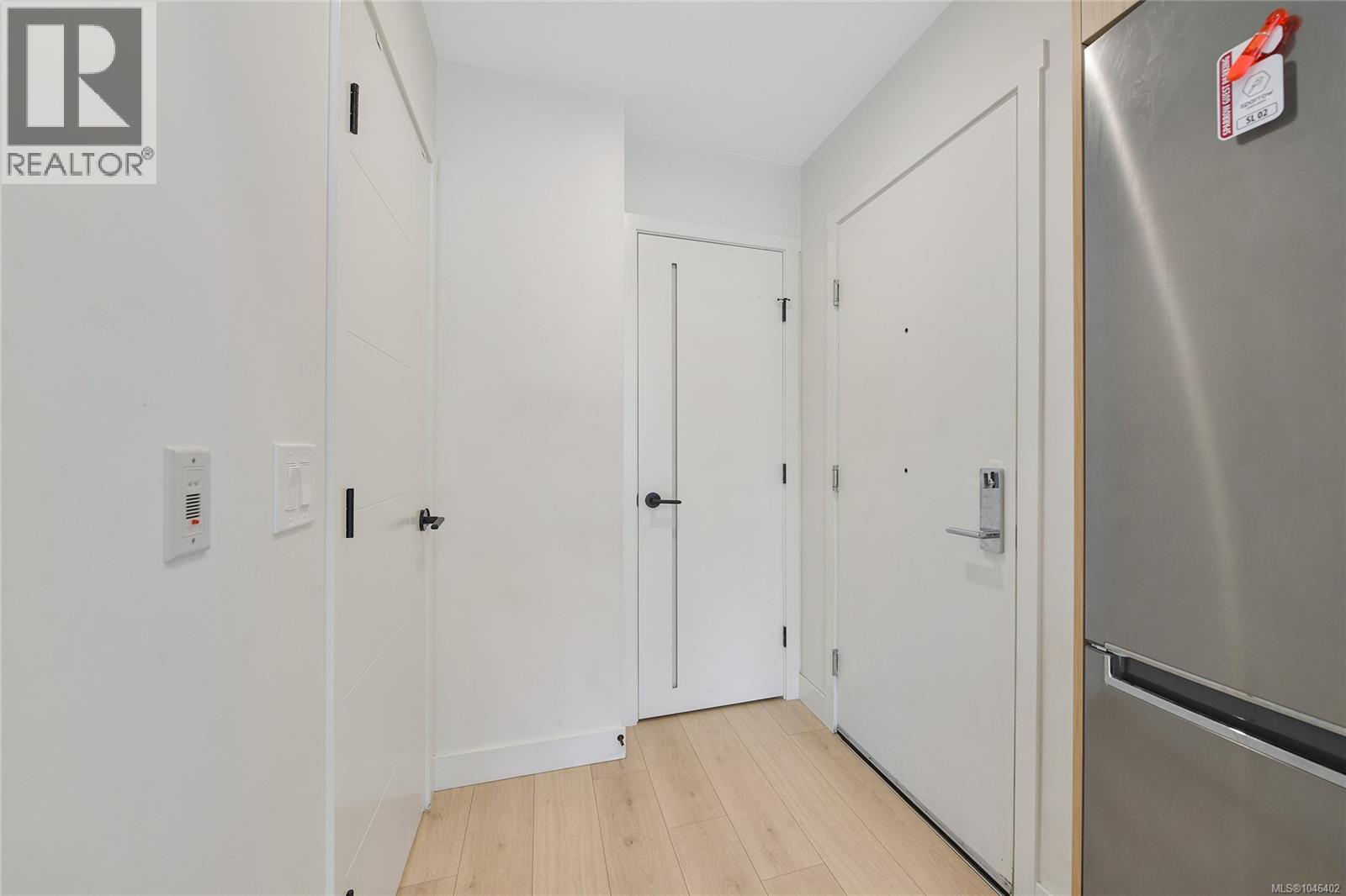 201 1301 Hillside Avenue, Victoria