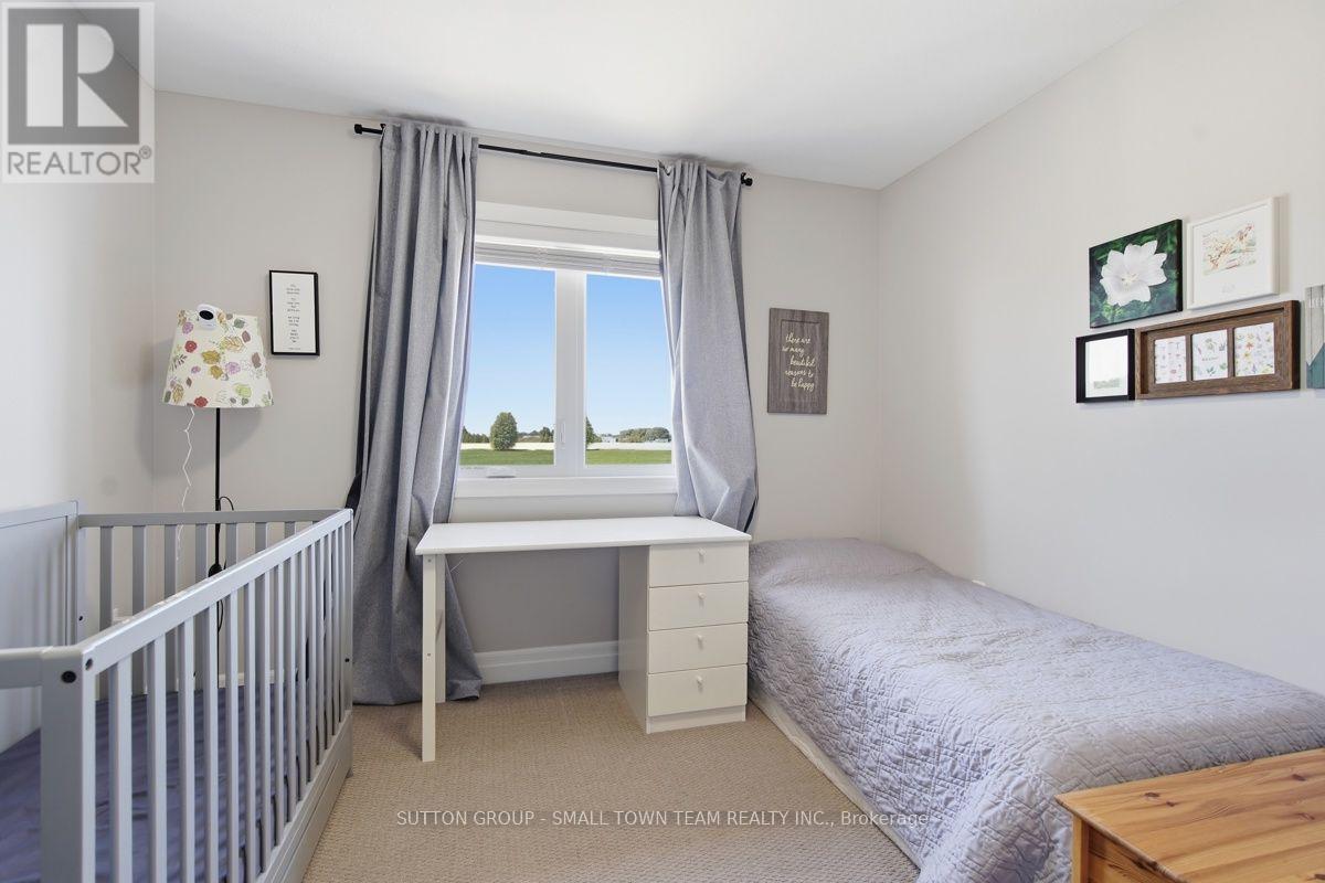 122 GILMOUR DRIVE - 33