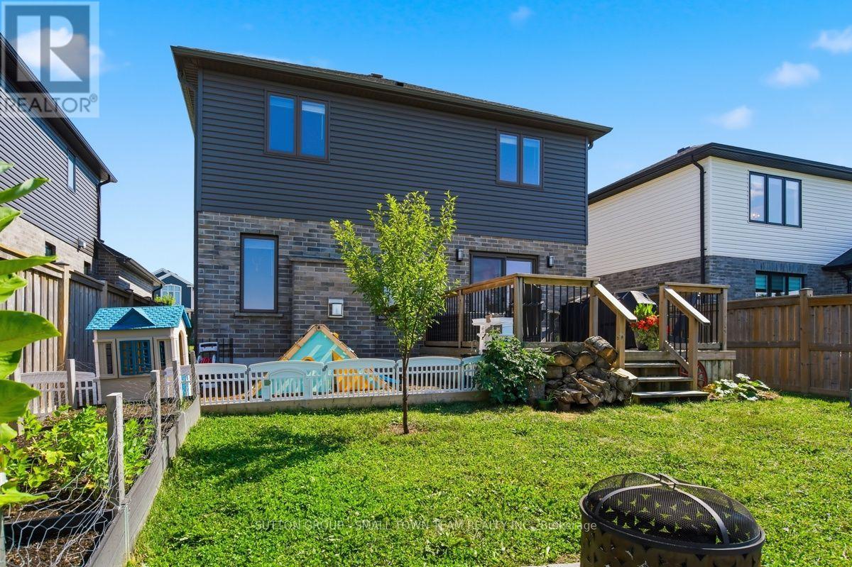 122 GILMOUR DRIVE - 44