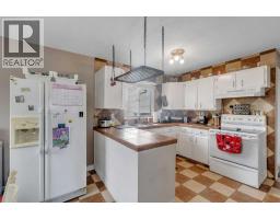 Living room - 112 Penmeadows Close Se, Calgary, AB T2A3S2 Photo 8