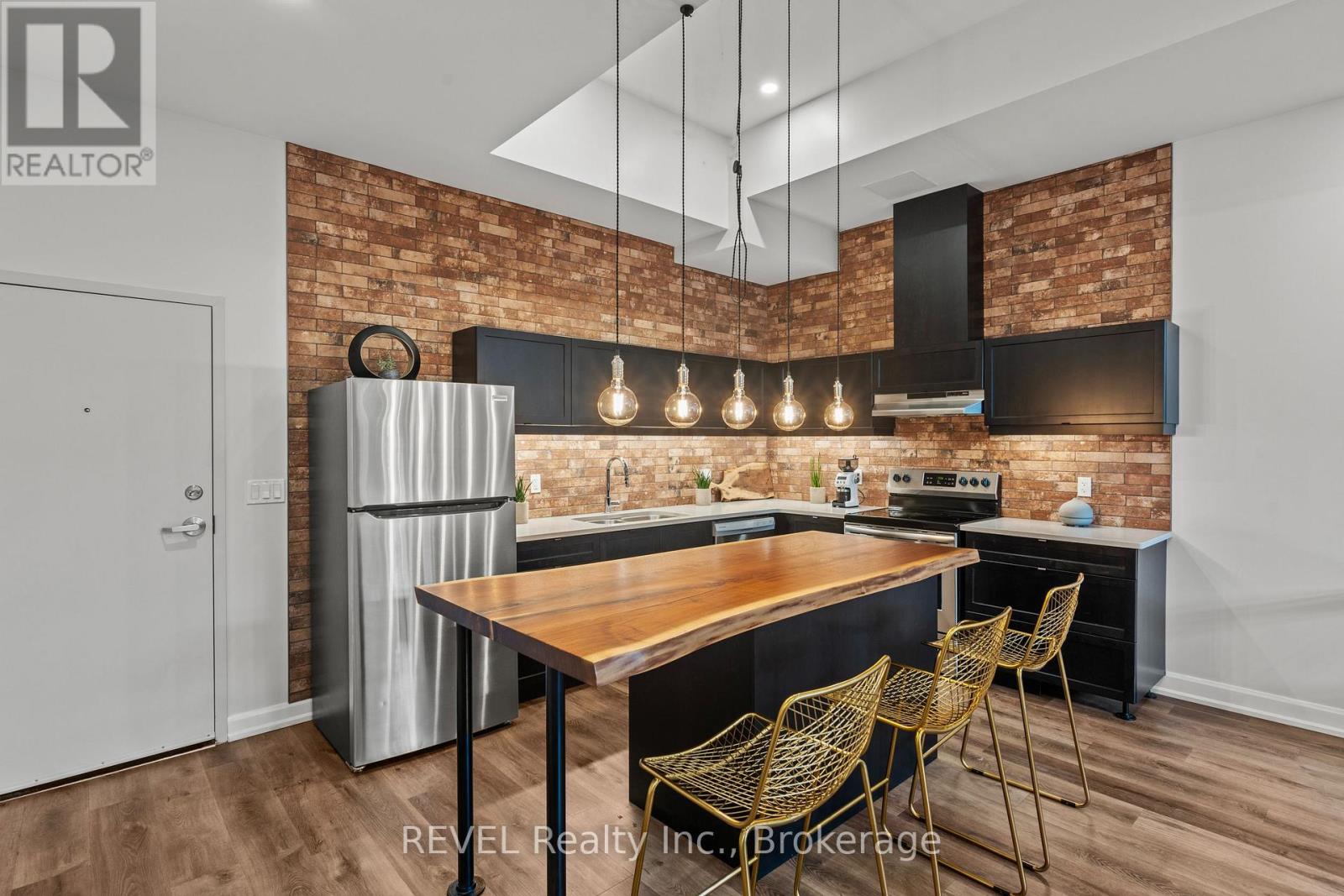 #3 405 MERRITT STREET - 11