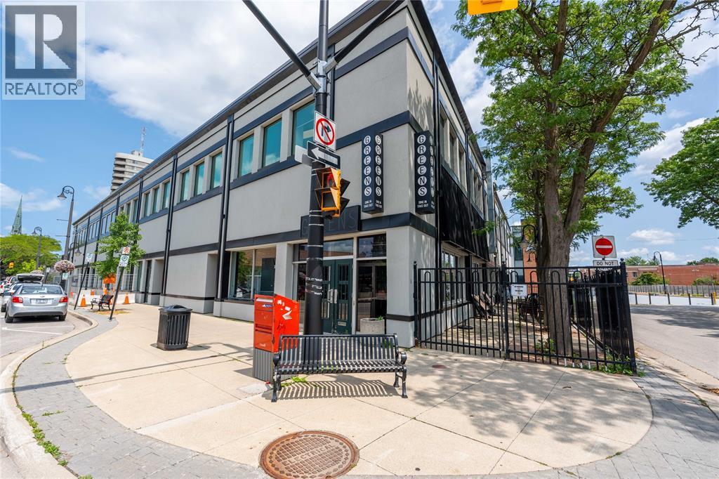 196 Christina STREET North