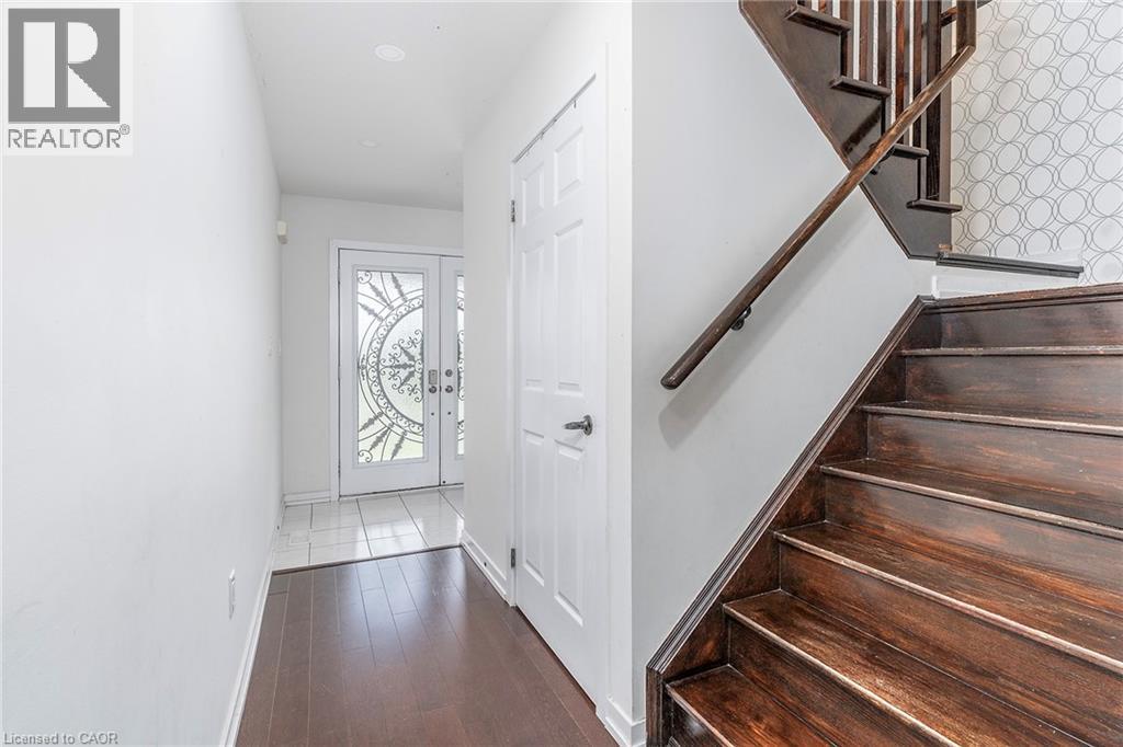 32 HEDGES Crescent, Stoney Creek — photo 3