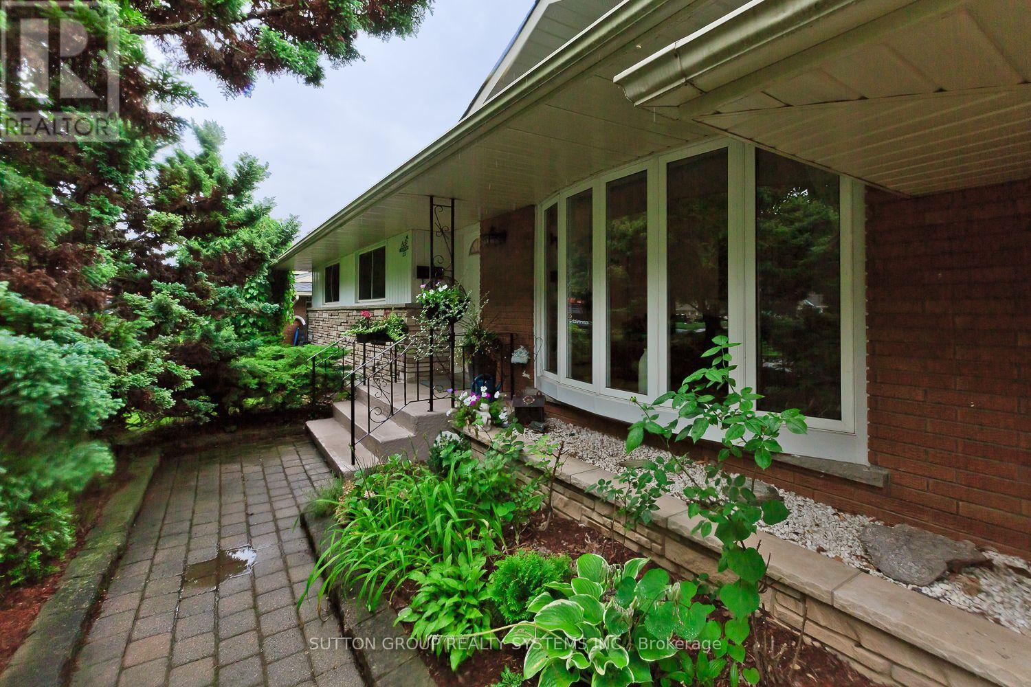 55 RICHELIEU DRIVE - 6
