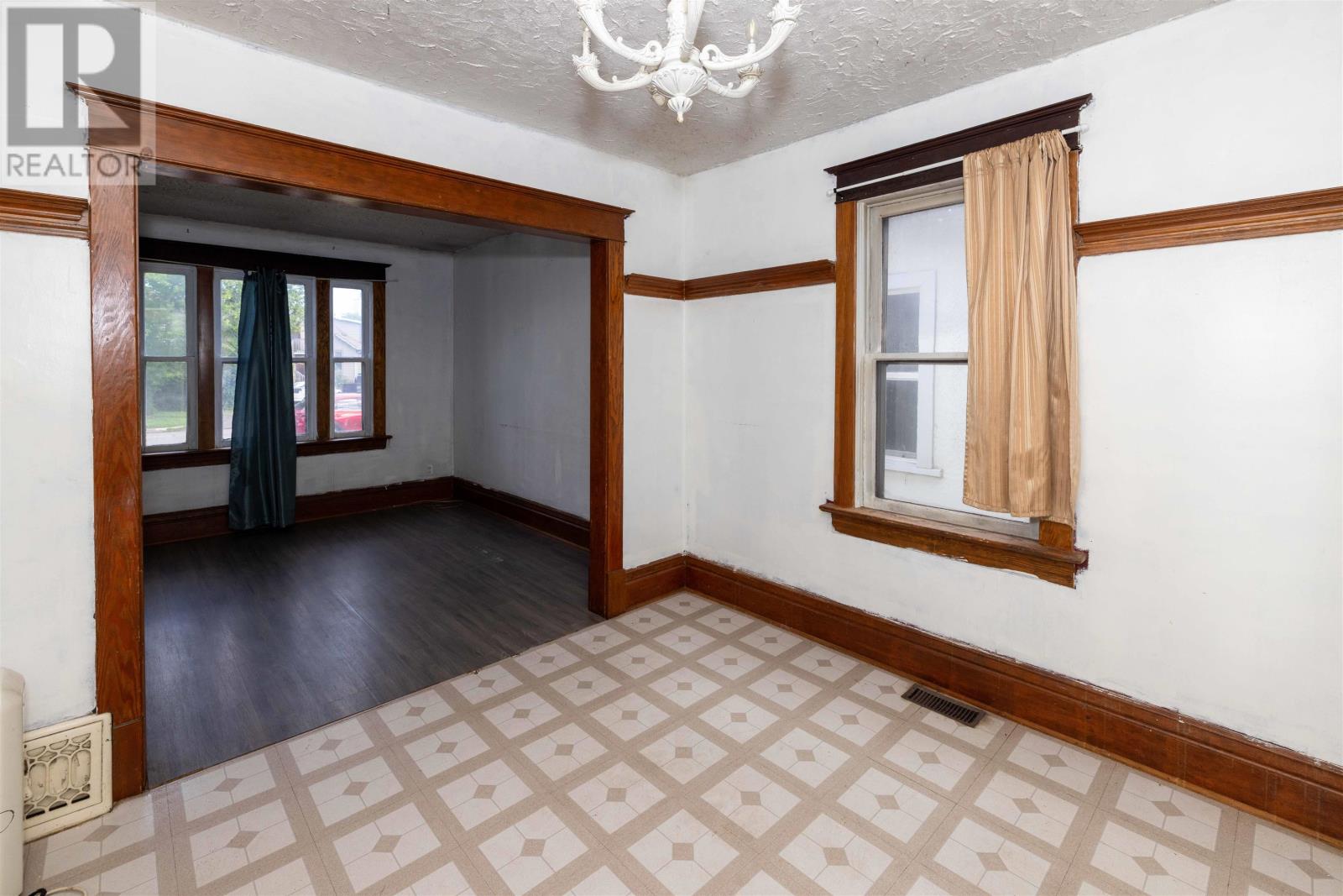 521 Vickers ST S - 19