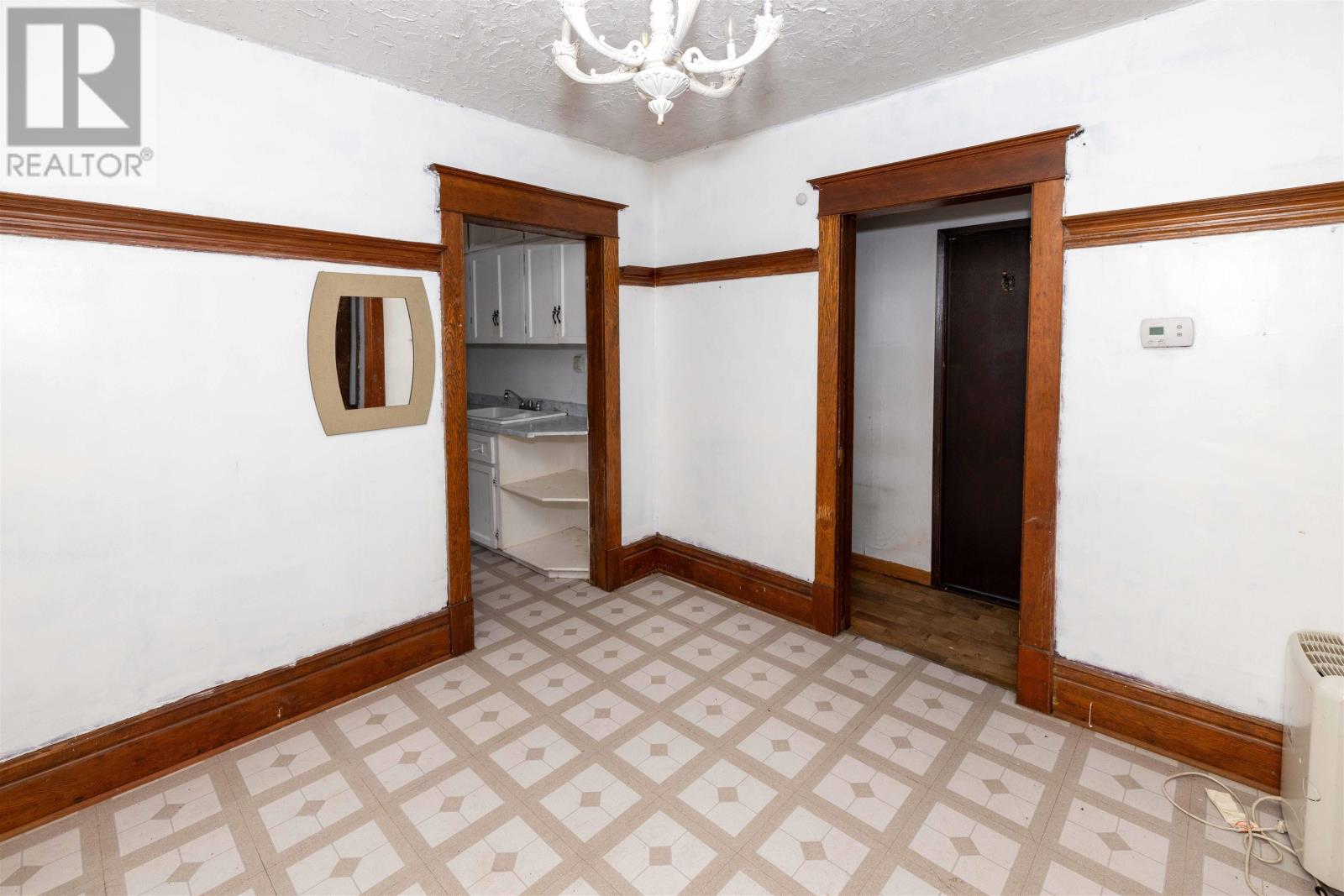 521 Vickers ST S - 22