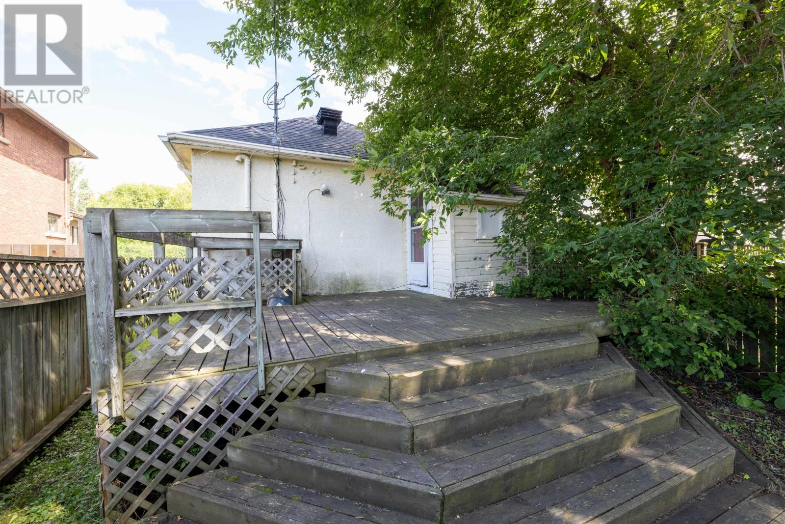 521 Vickers ST S - 33