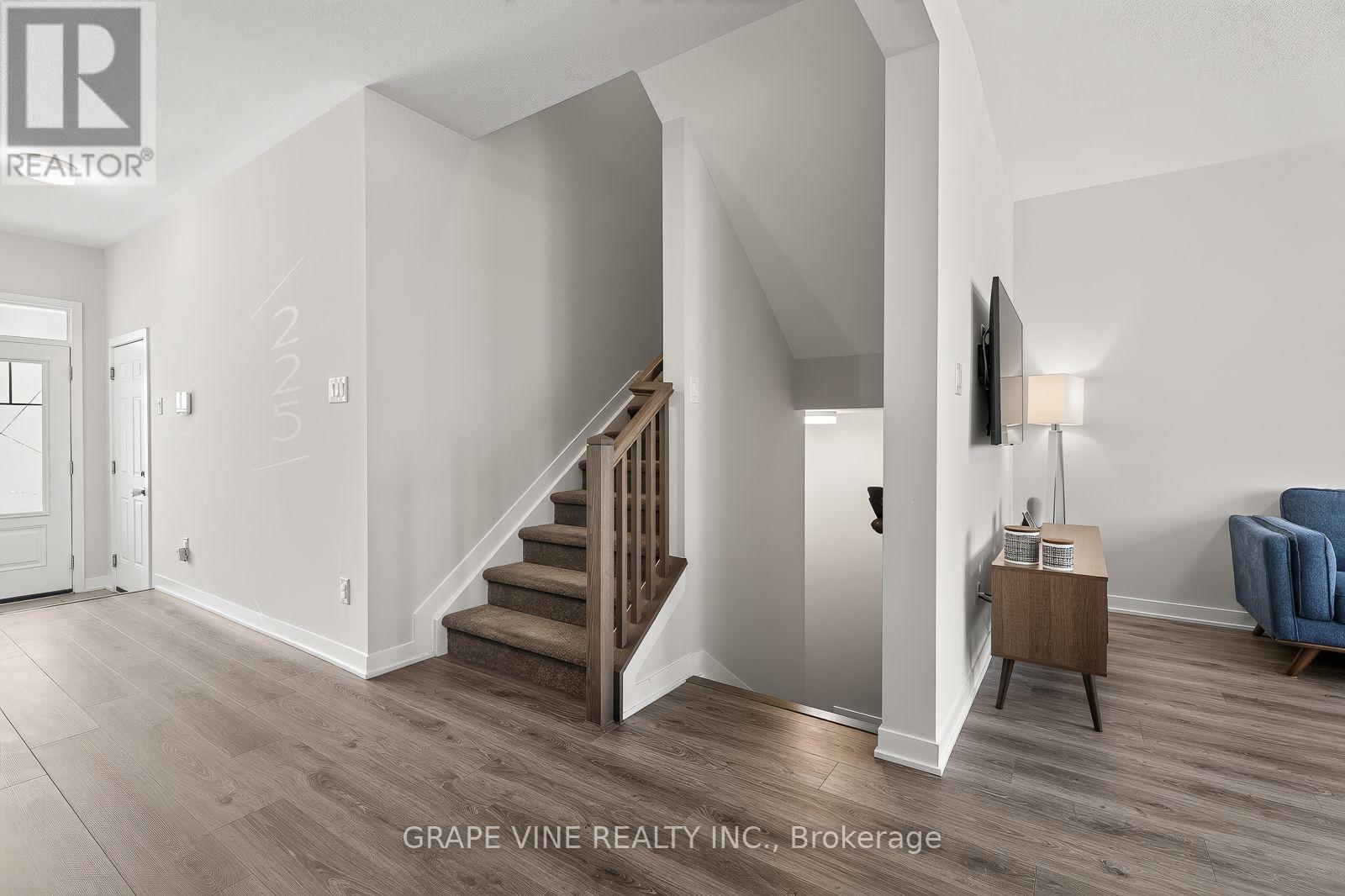 225 BILLRIAN CRESCENT - 28