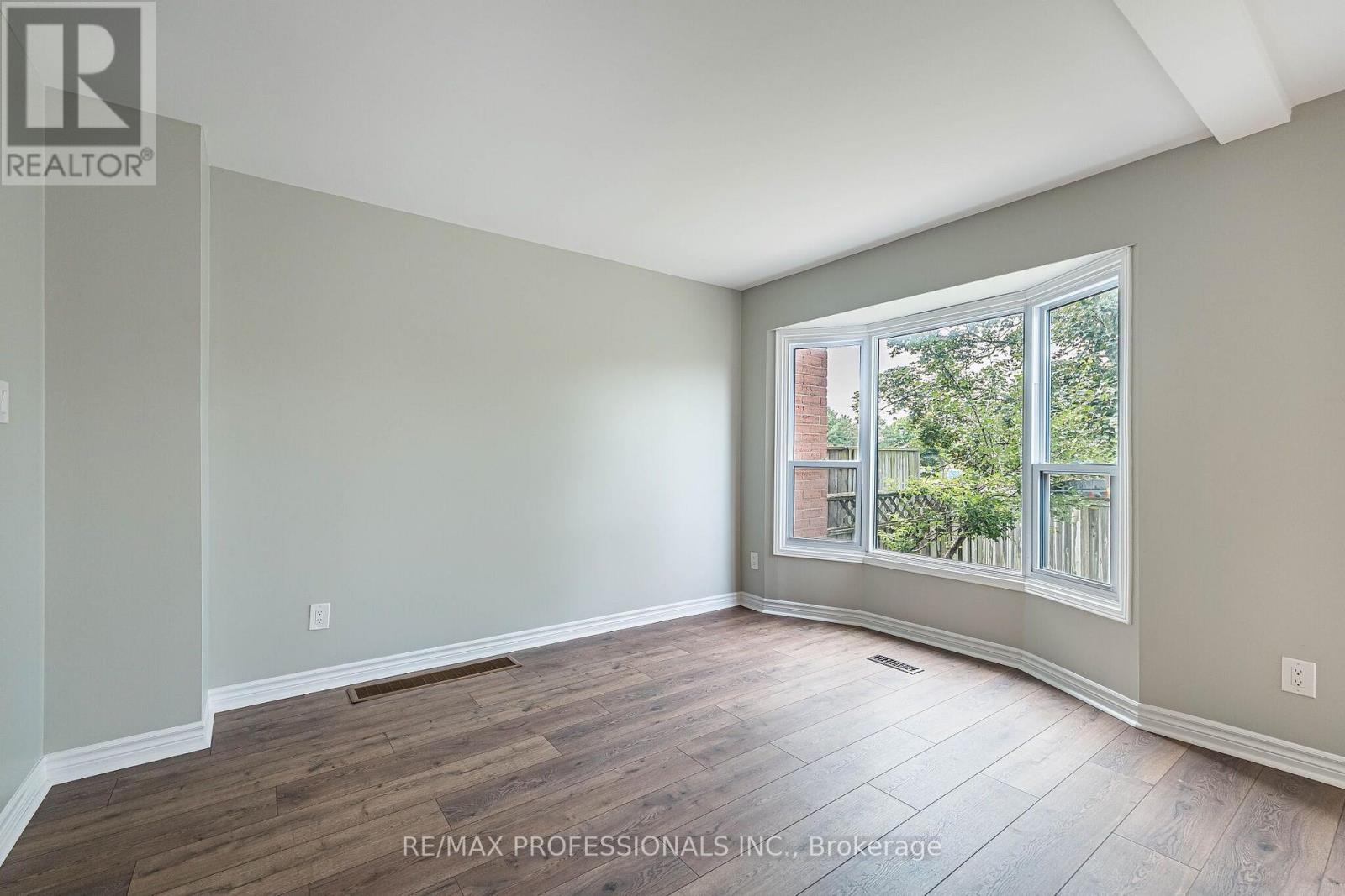 #23 2004 GLENADA CRESCENT - 12