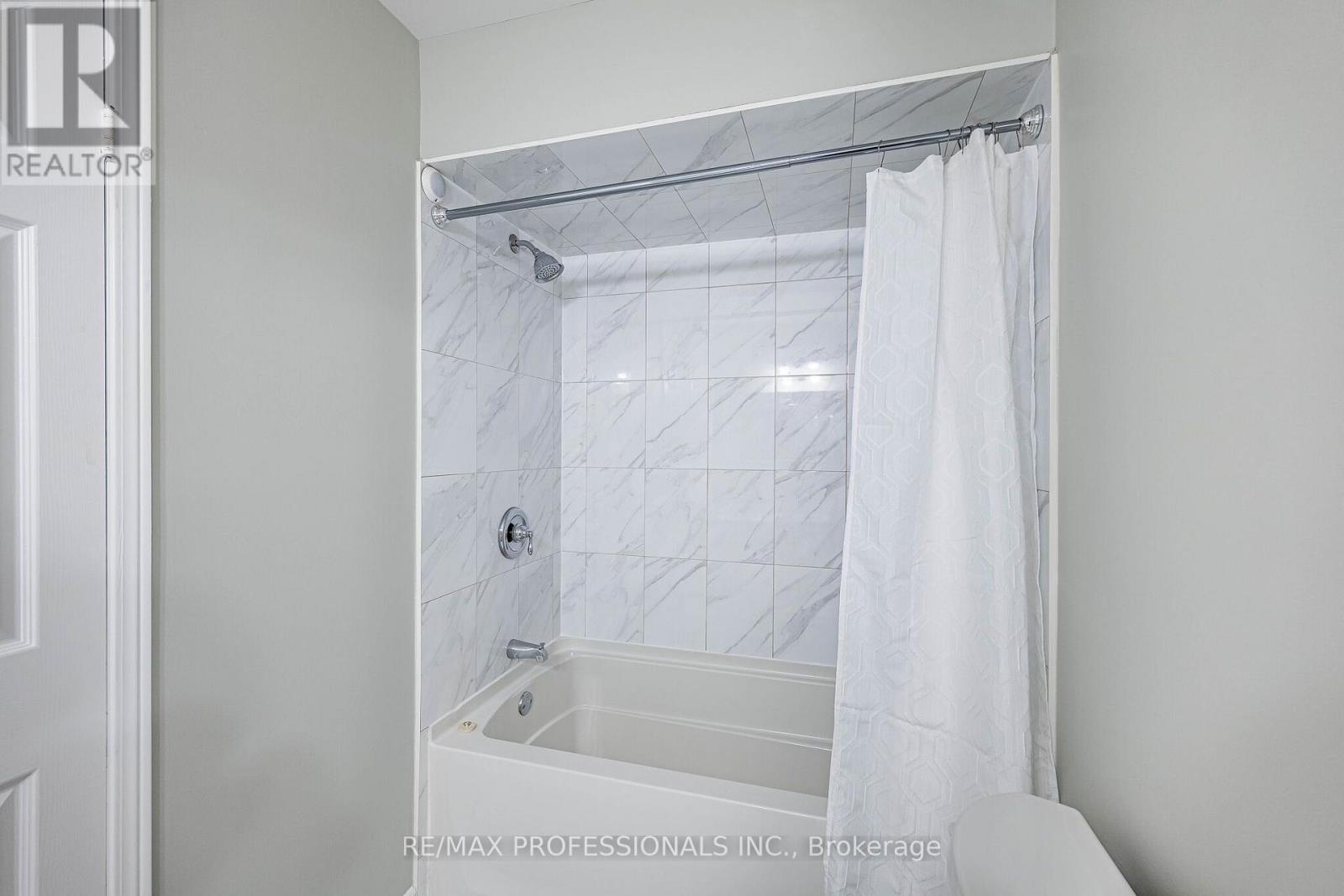 #23 2004 GLENADA CRESCENT - 31