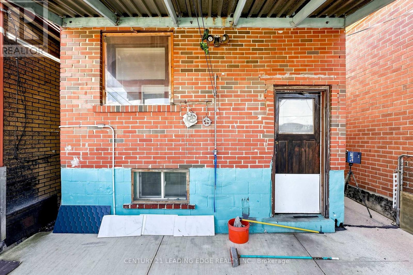180 GILBERT AVENUE - 34