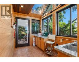 Primary Bedroom - 561 & 565 Island Hwy, Campbell River, BC V9W2B9 Photo 18