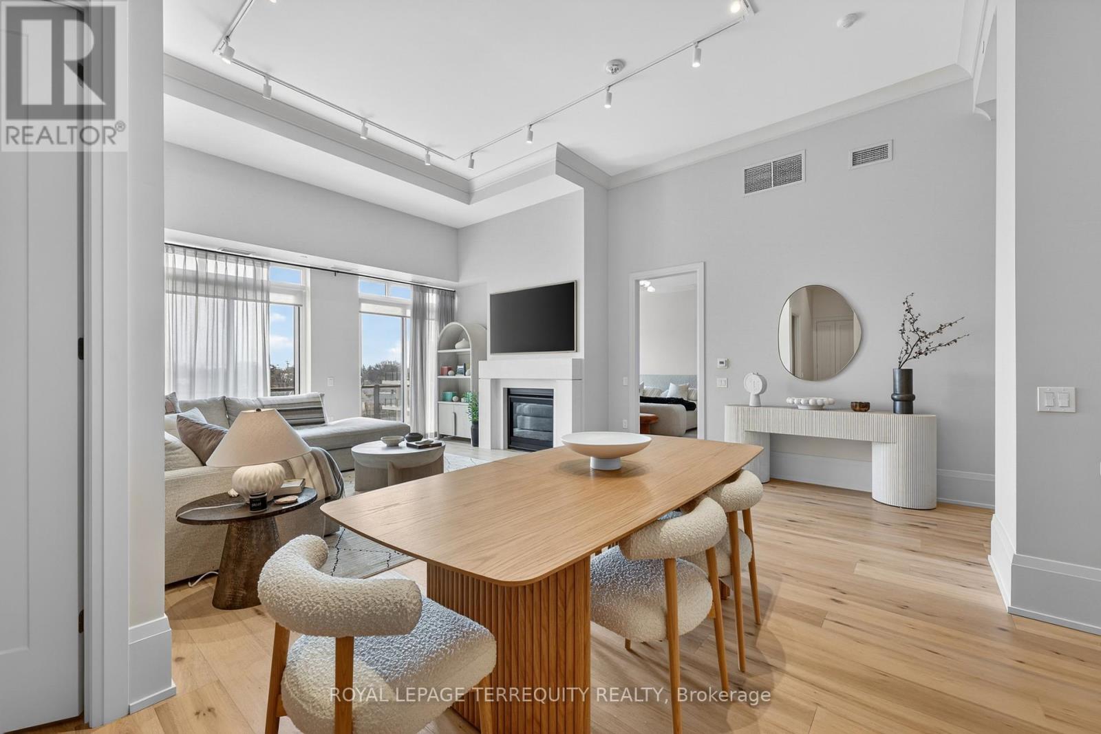 PH 615 - 1 HUME STREET