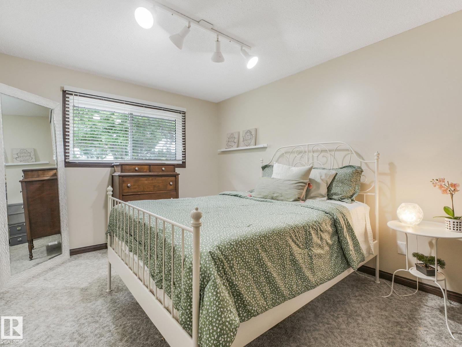 9525 87 ST - 22