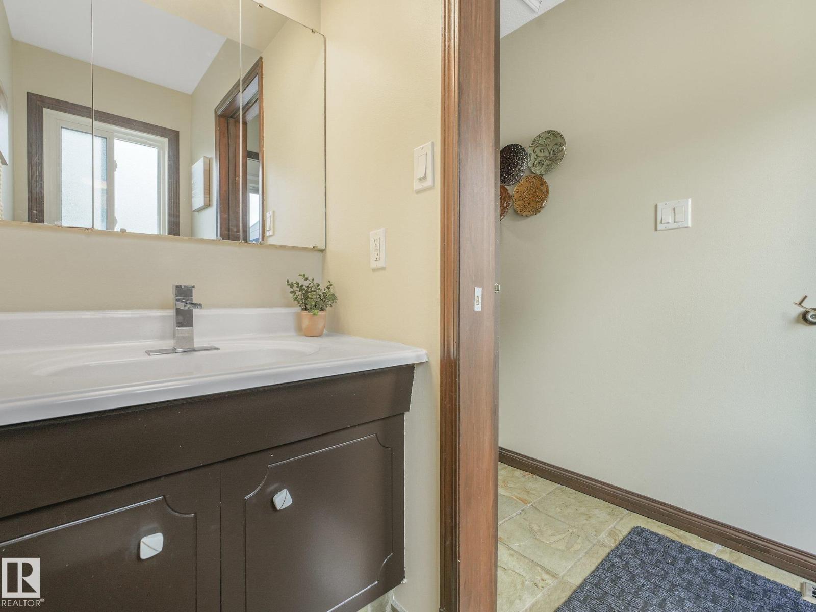 9525 87 ST - 38