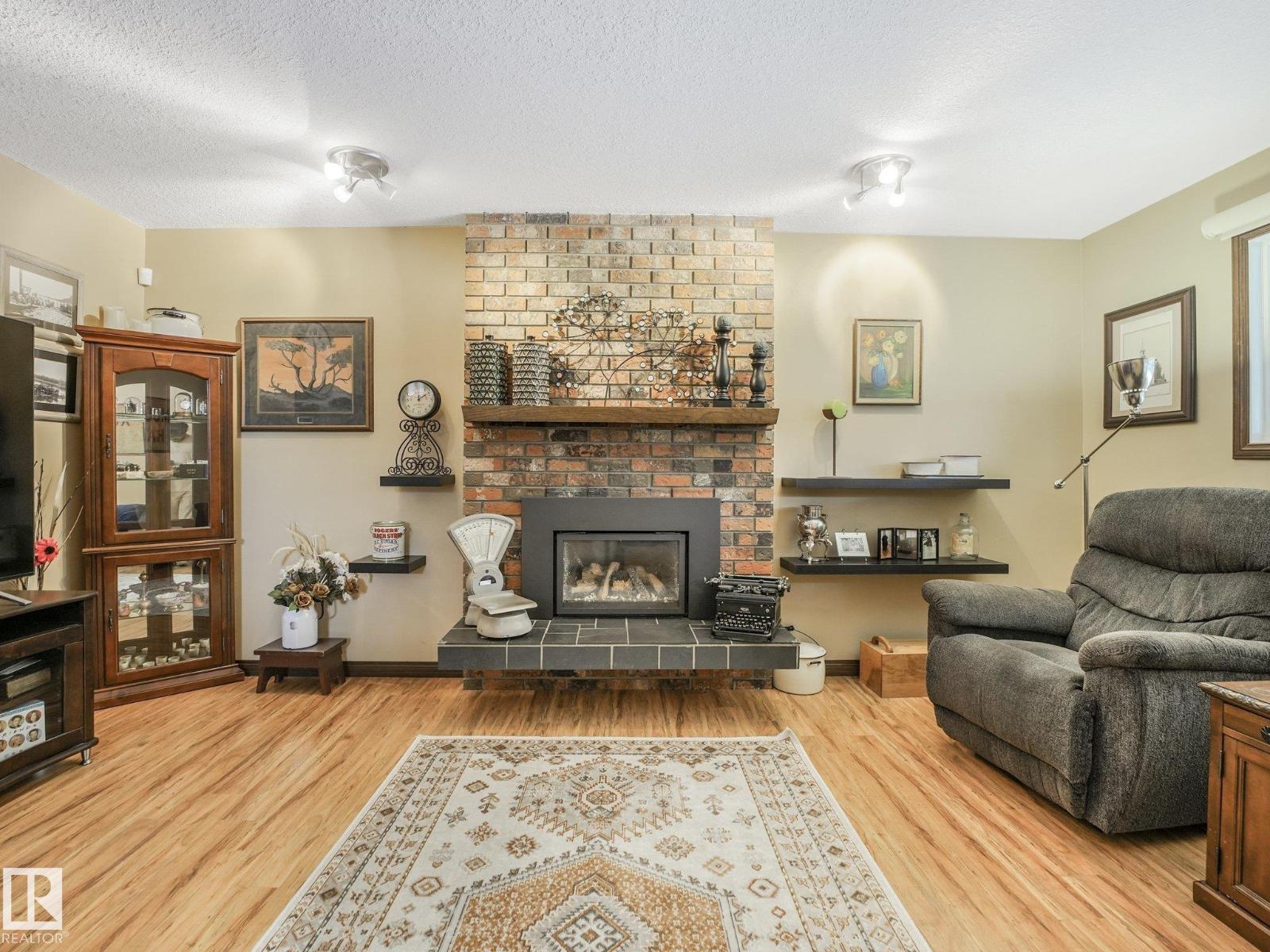 9525 87 ST - 41
