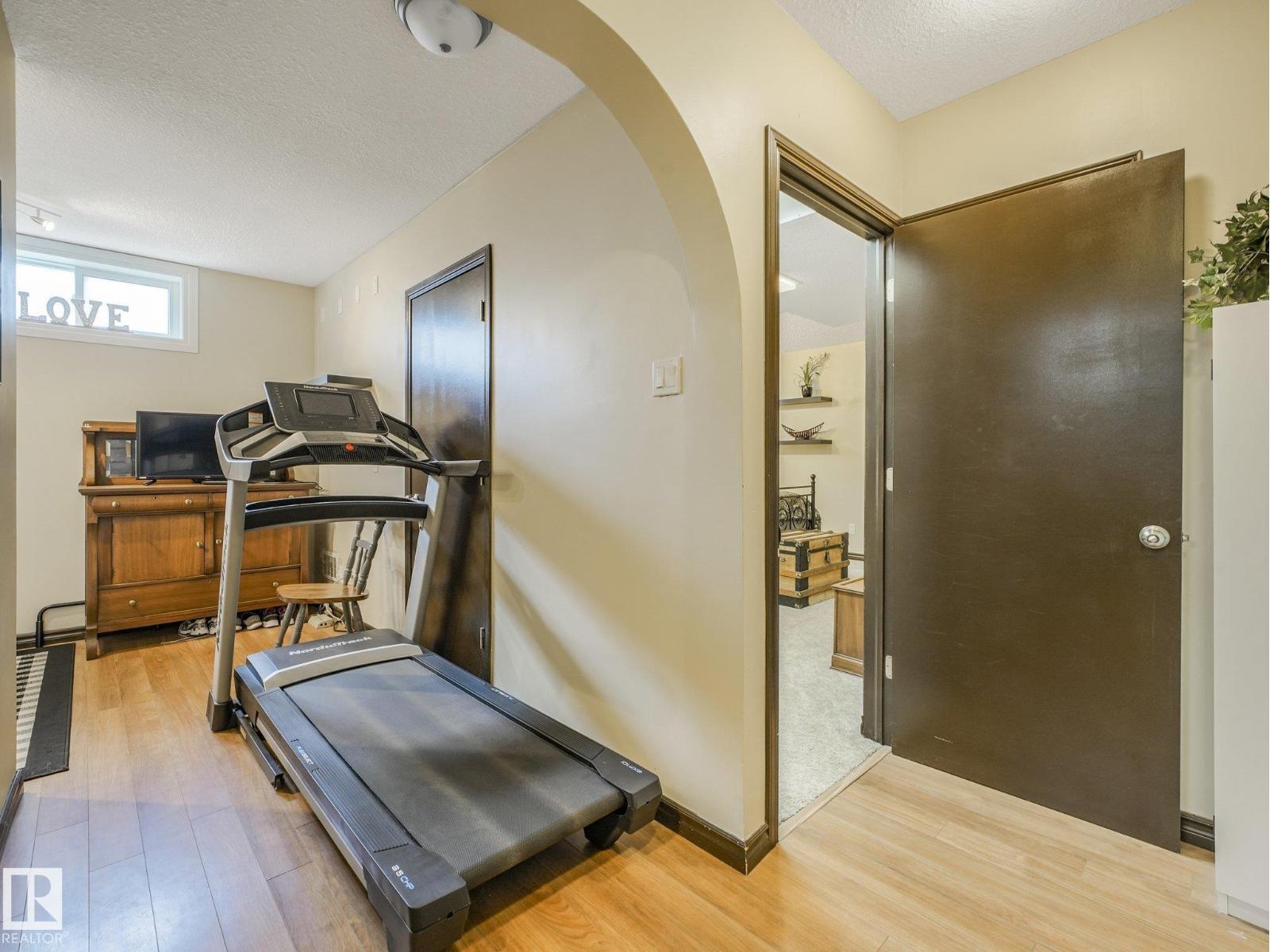 9525 87 ST - 43