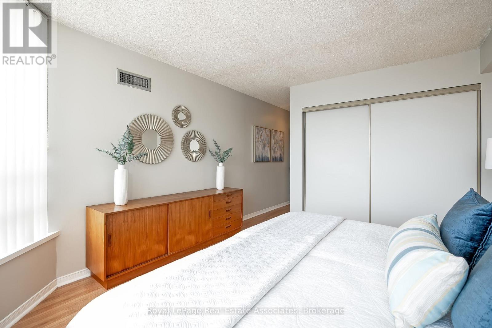 #1611 75 KING STREET E - 28