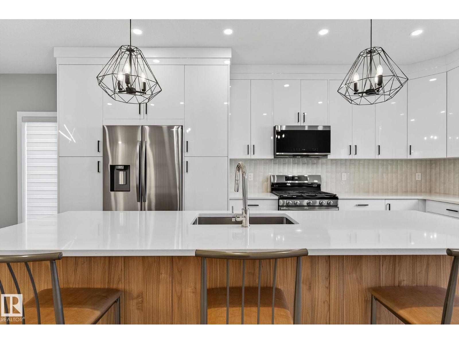 10906 54 AV NW - 14