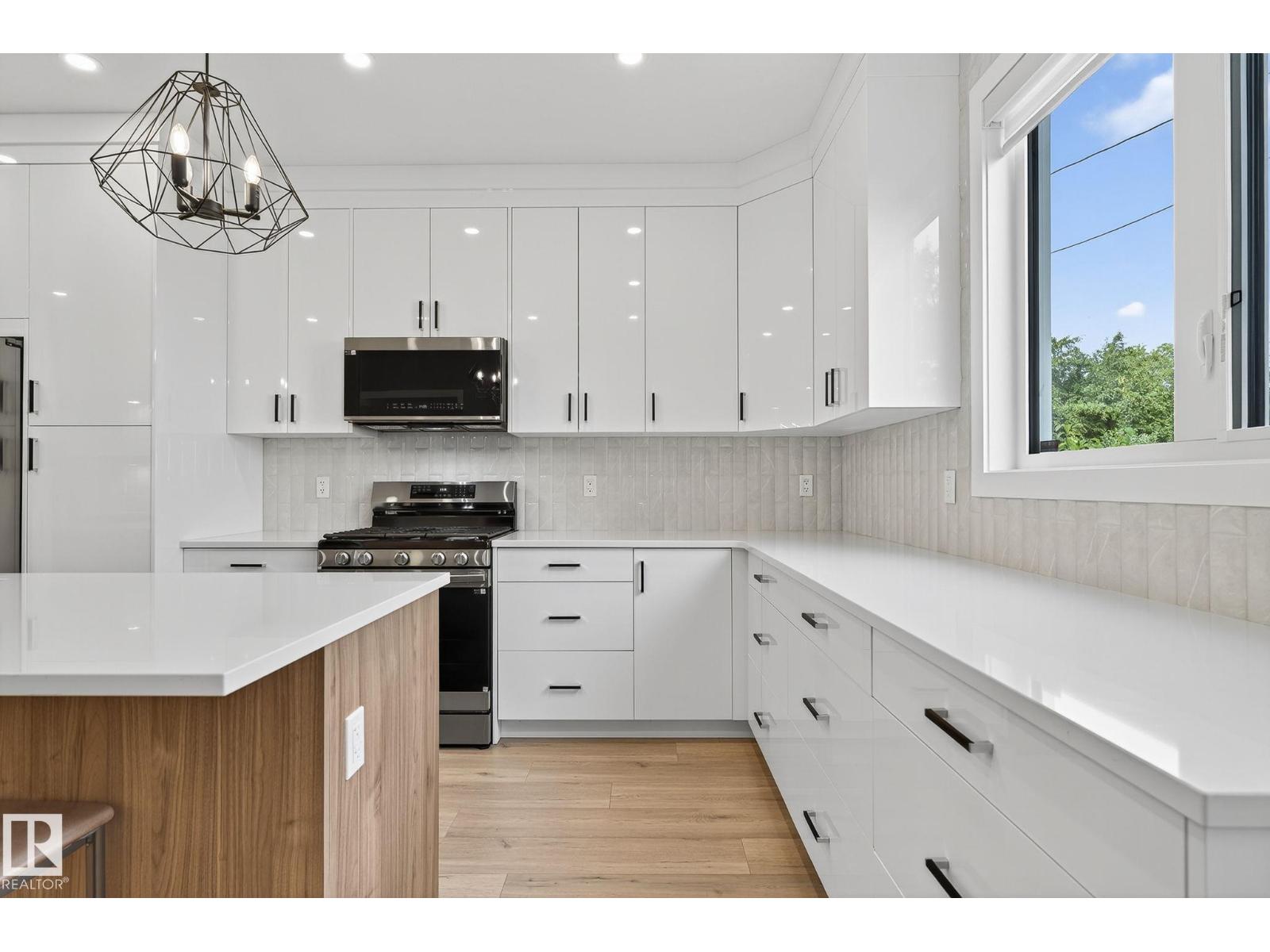 10906 54 AV NW - 16