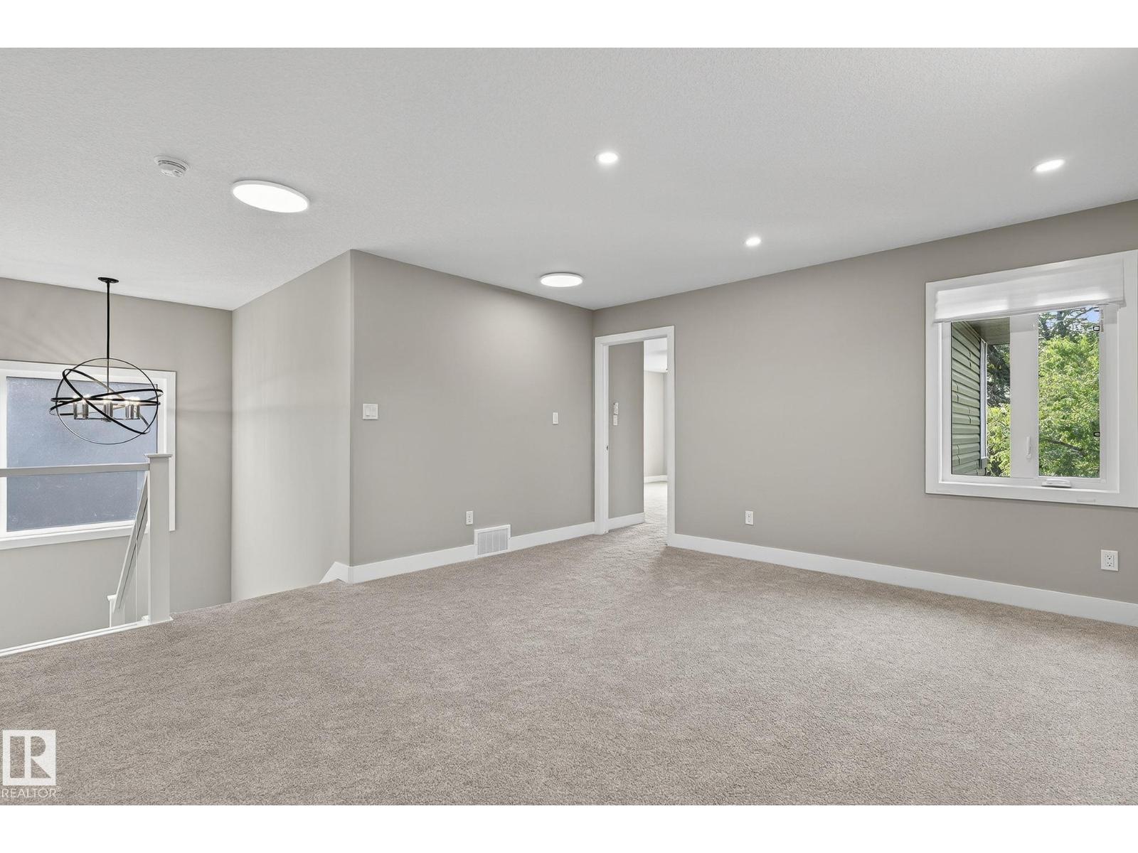 10906 54 AV NW - 29