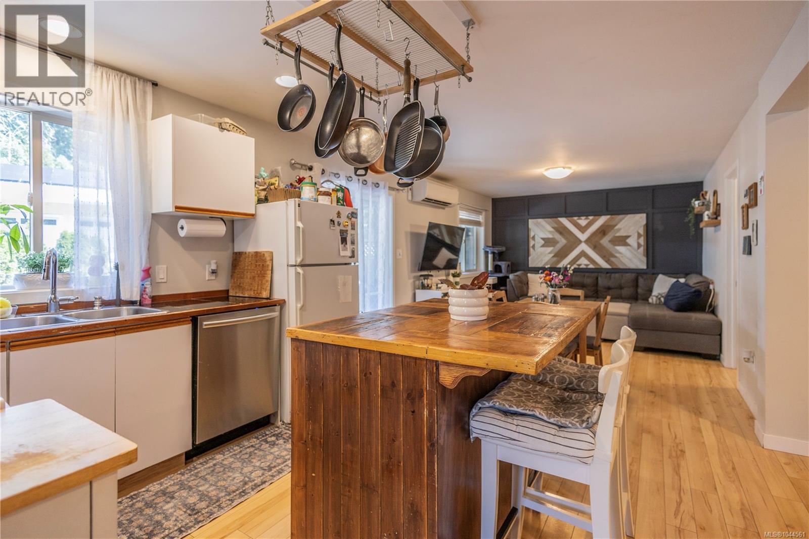 877 Hutchinson Rd - Image 25