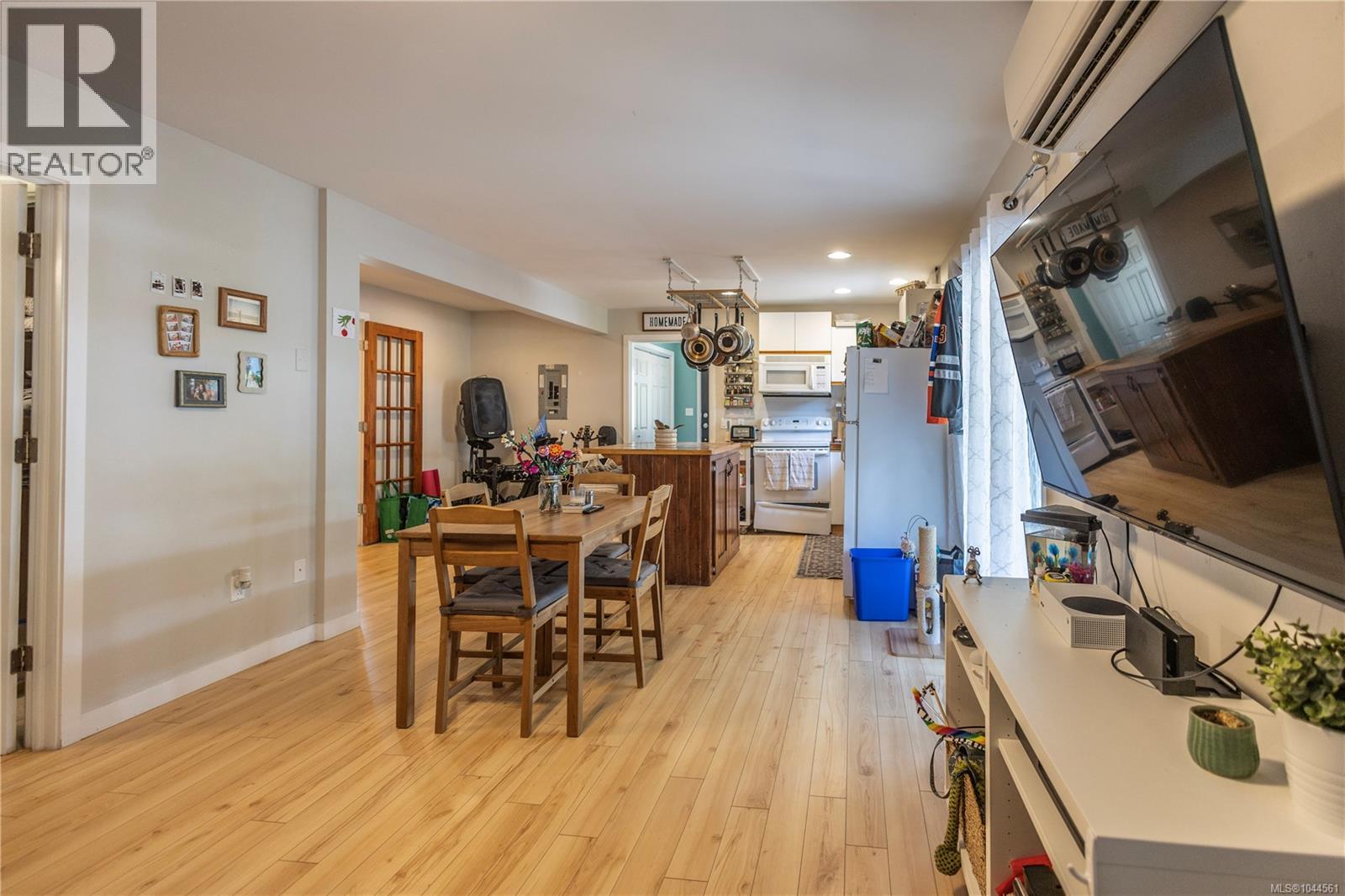 877 Hutchinson Rd - Image 27