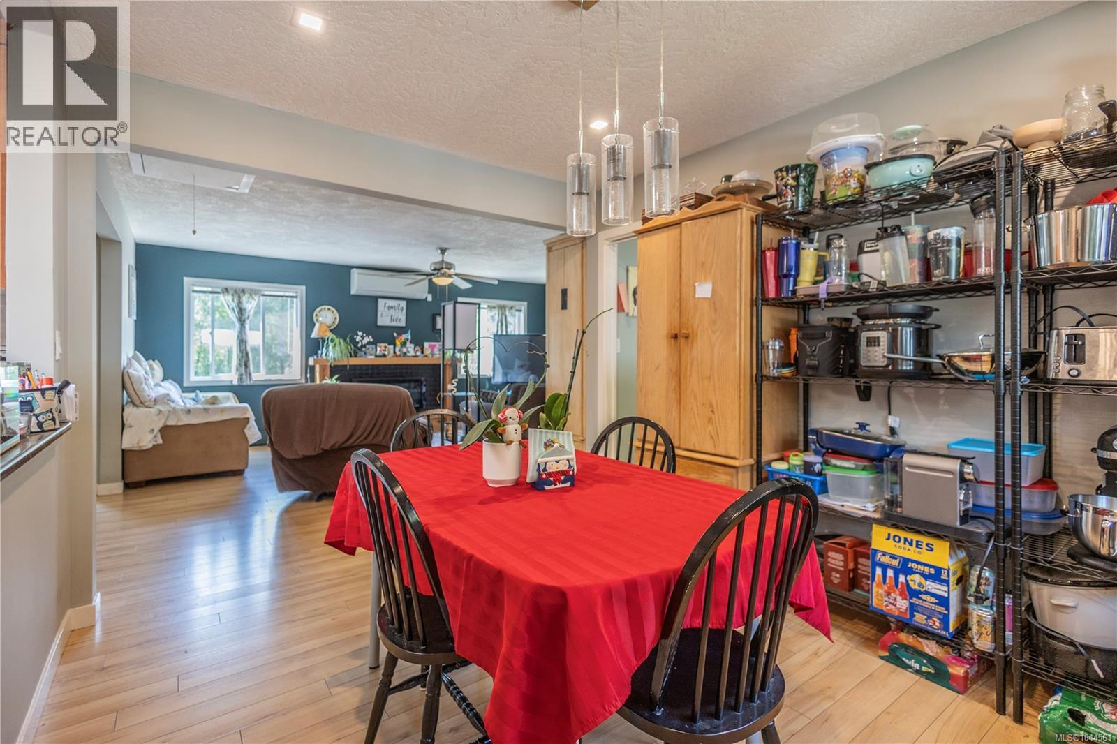 877 Hutchinson Rd - Image 3