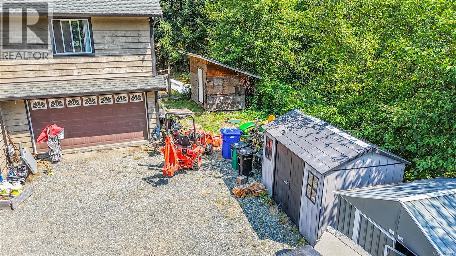 877 Hutchinson Rd - Image 37