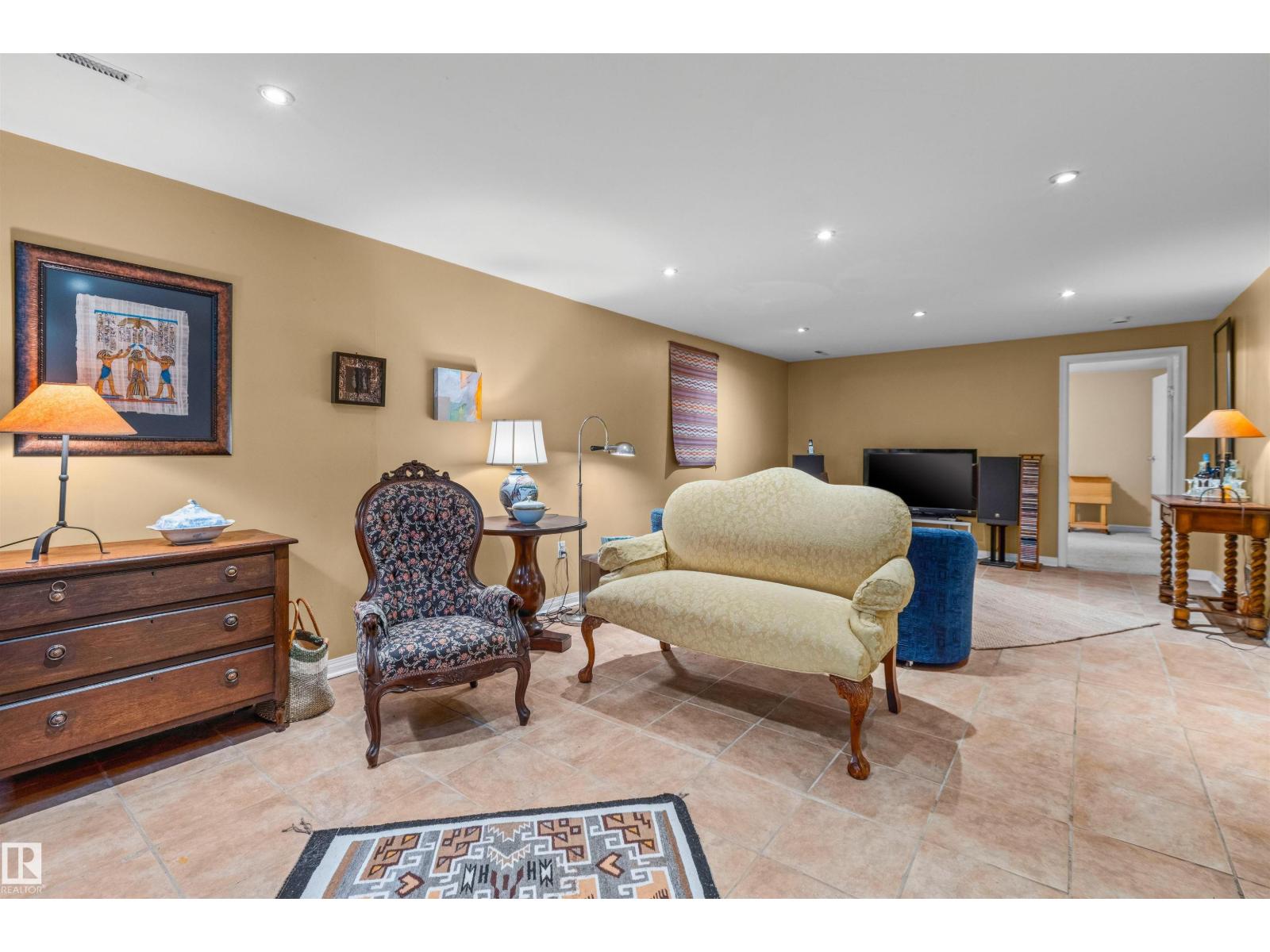 6811 101A AV NW - Image 19