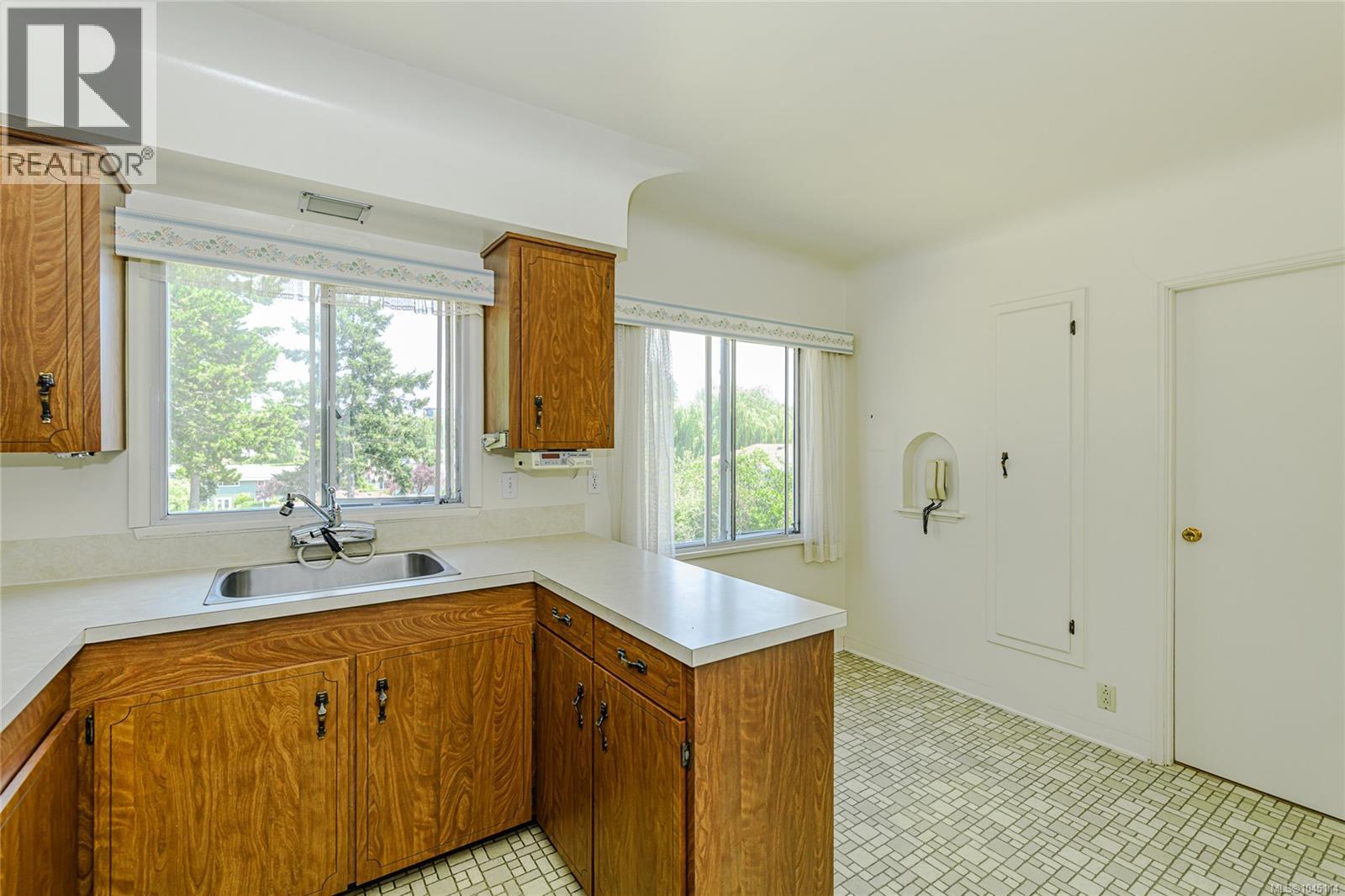 1040 Craigflower Rd - Image 7