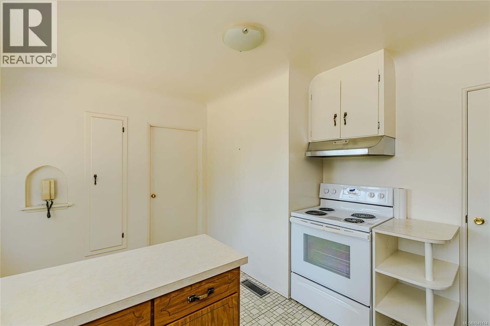 1040 Craigflower Rd - 10