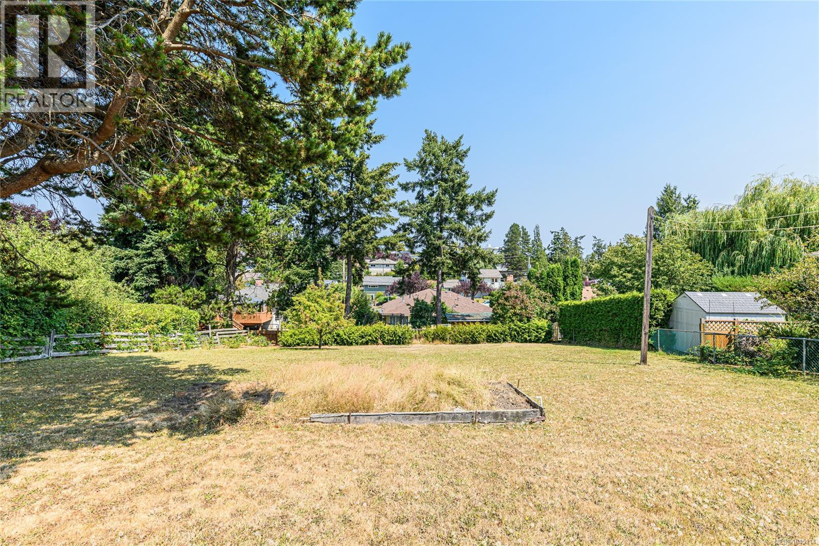 1040 Craigflower Rd - 28