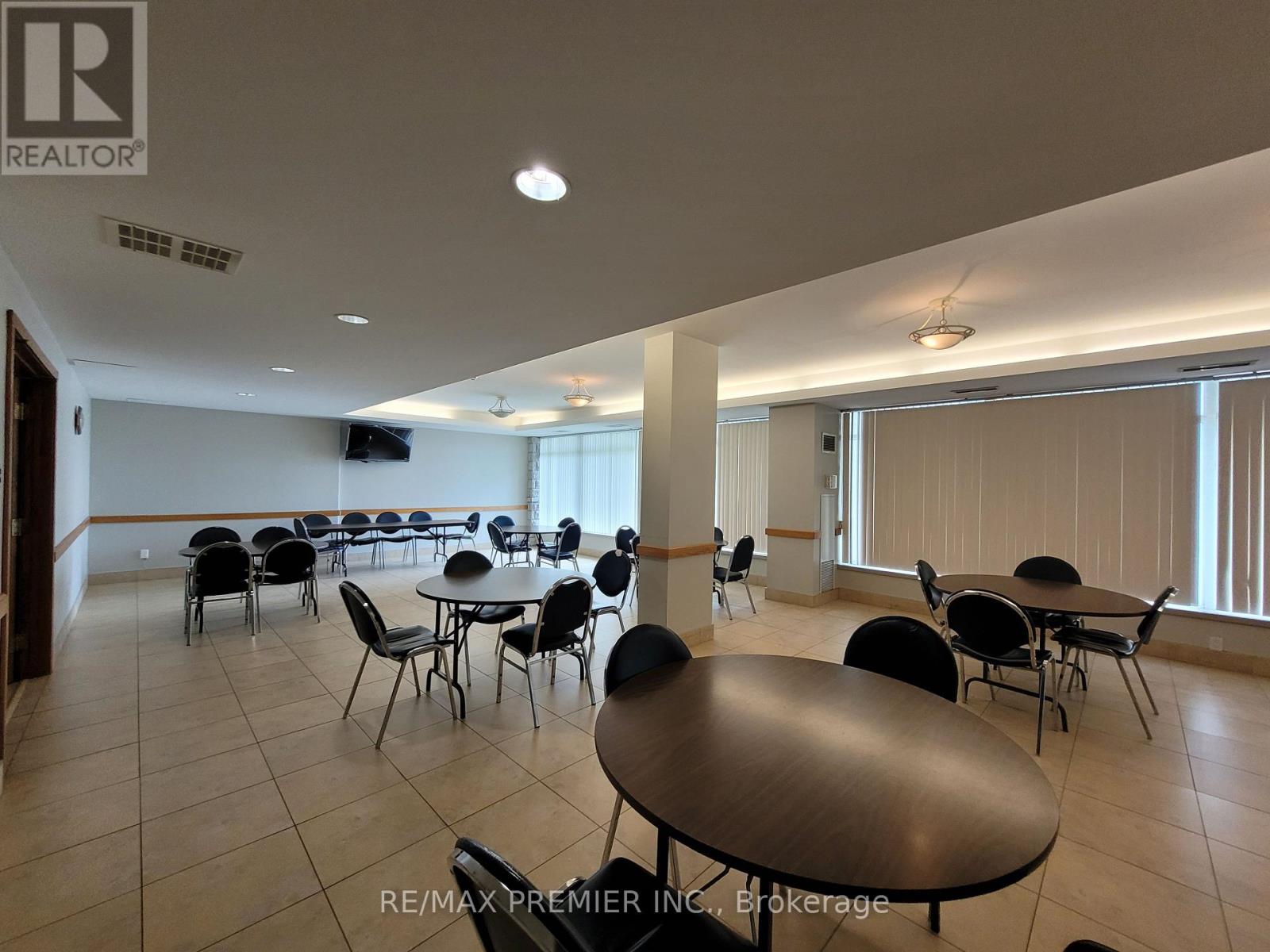 #502 2506 RUTHERFORD ROAD - 37