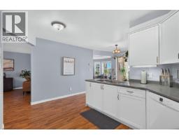 Kitchen - 201 220 Island Hwy W, Parksville, BC V9P2P3 Photo 10