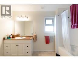 4902 Laurel Avenue, Sechelt, BC V7Z0B7 Photo 12