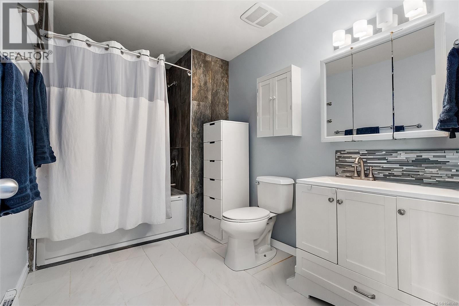  855 Sevenoaks Road, Saanich