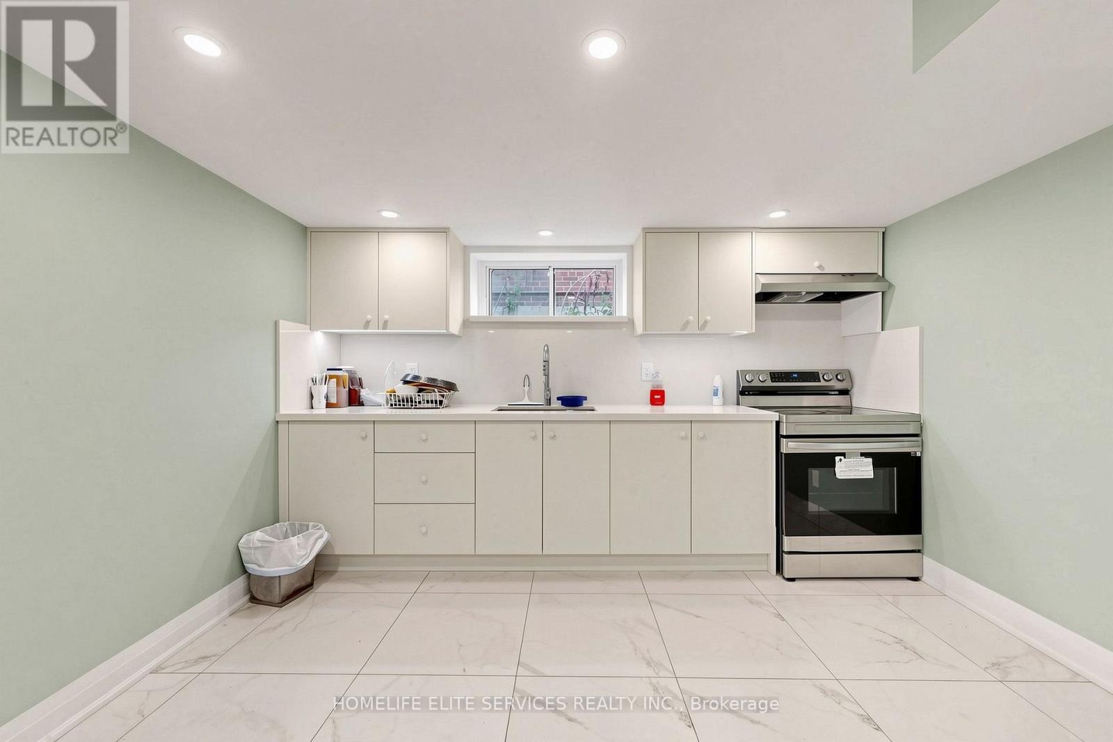 76 GOODERHAM DRIVE - 32