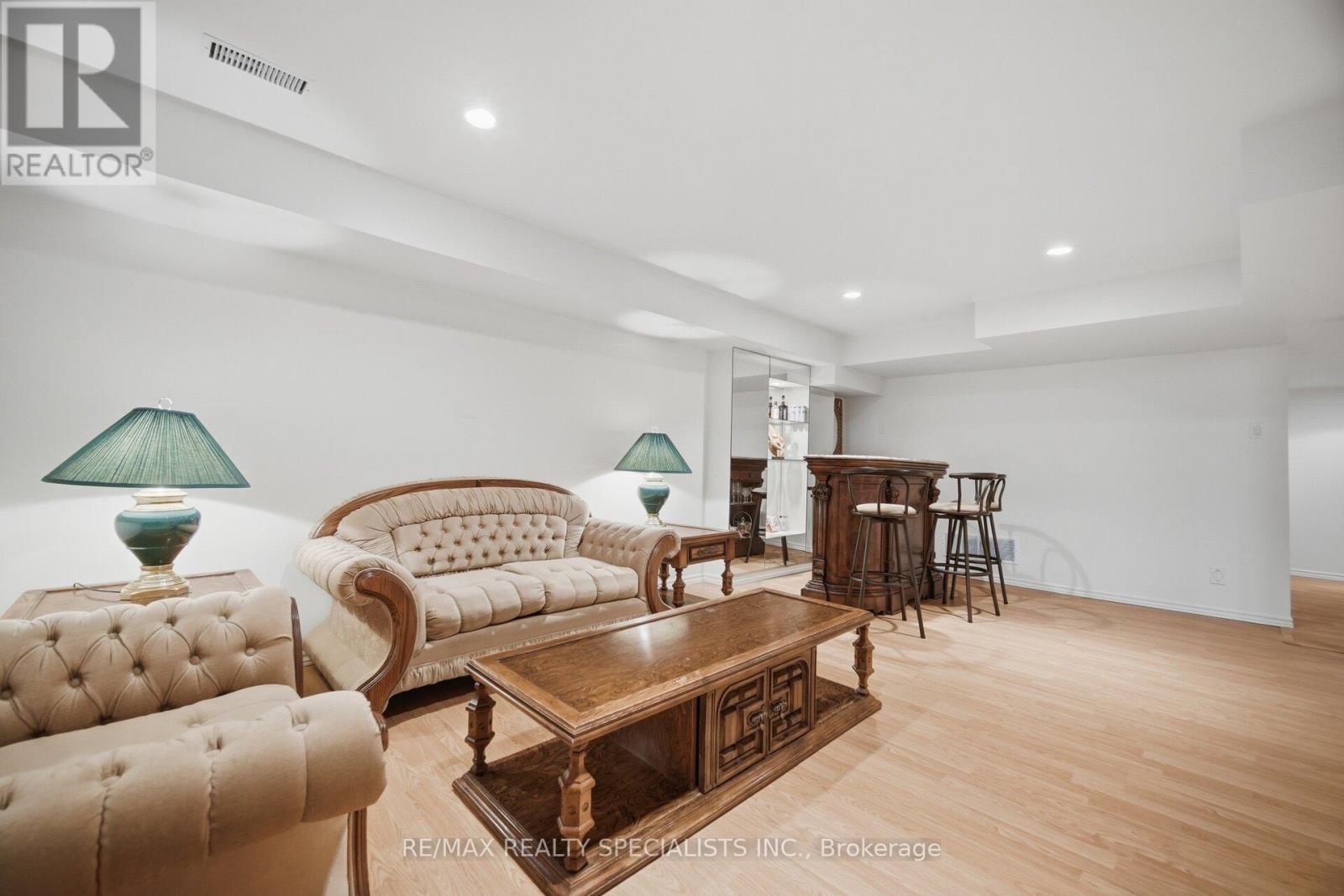3225 ESCADA DRIVE - 34
