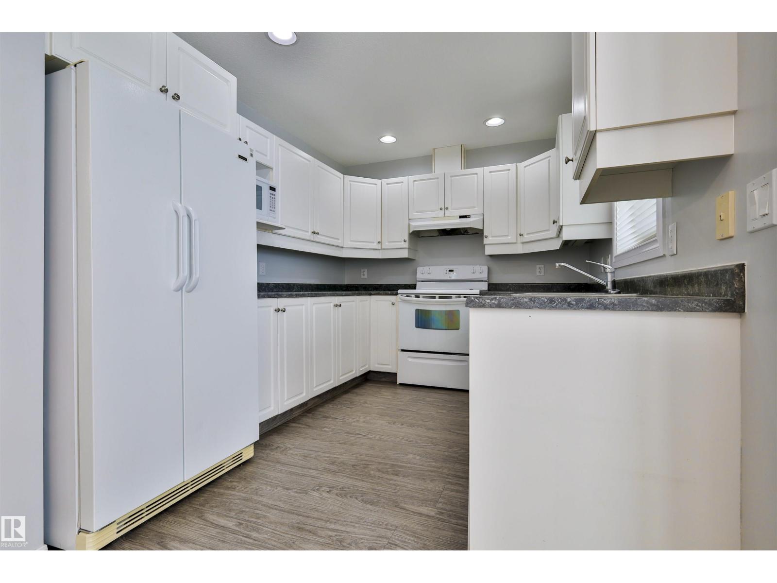 15529 95 Avenue NW - Photo 10