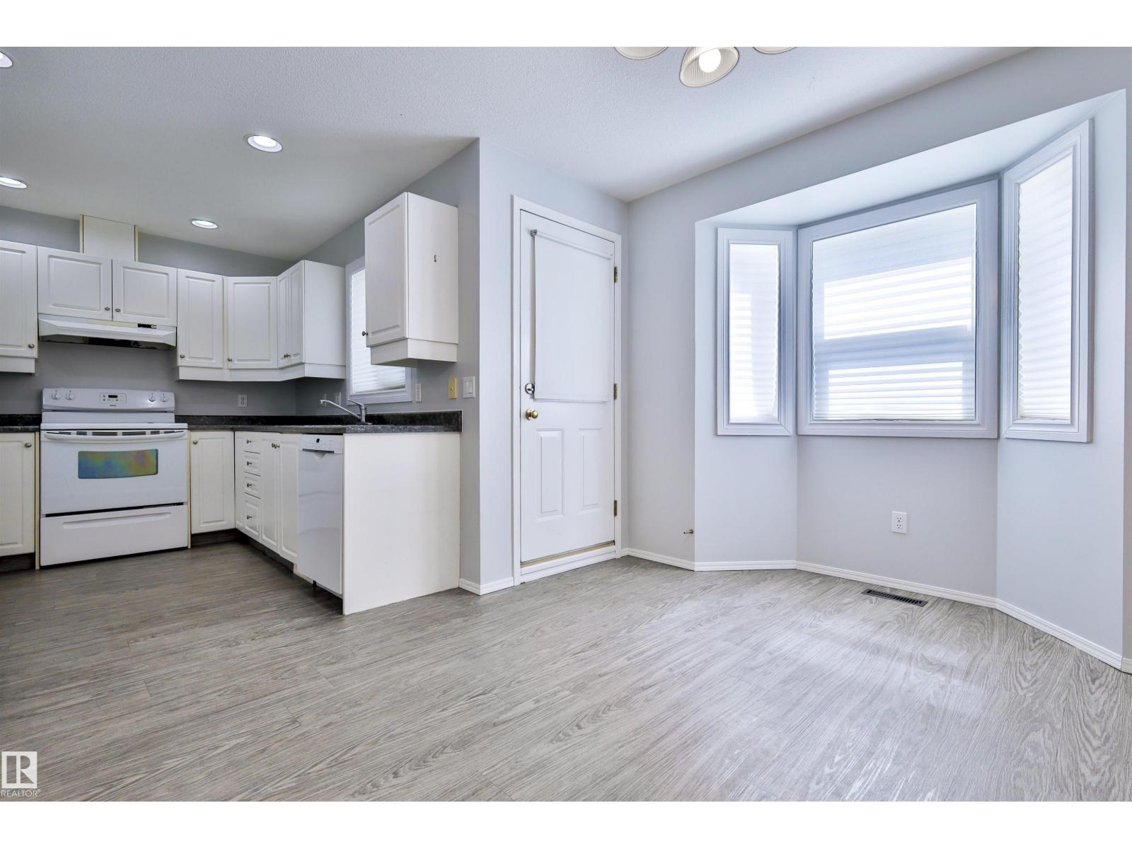 15529 95 AV NW - 3