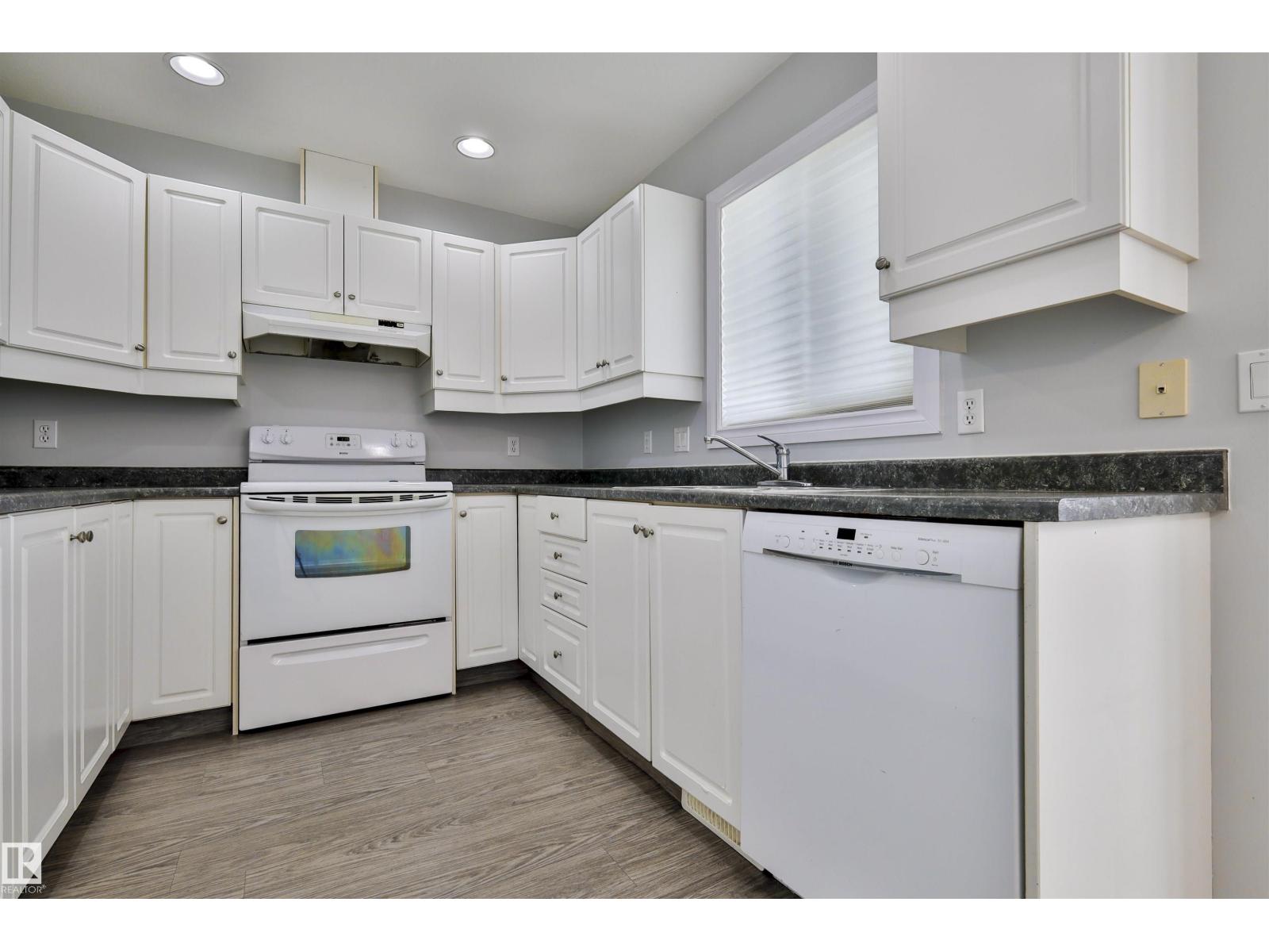 15529 95 Avenue NW - Photo 8