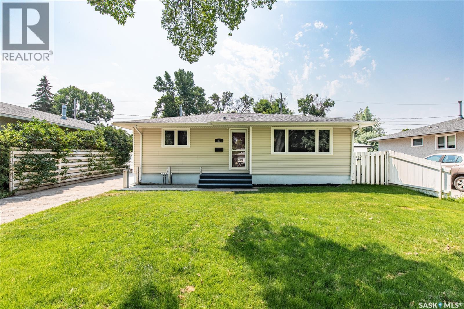 1131 Currie CRESCENT - 1