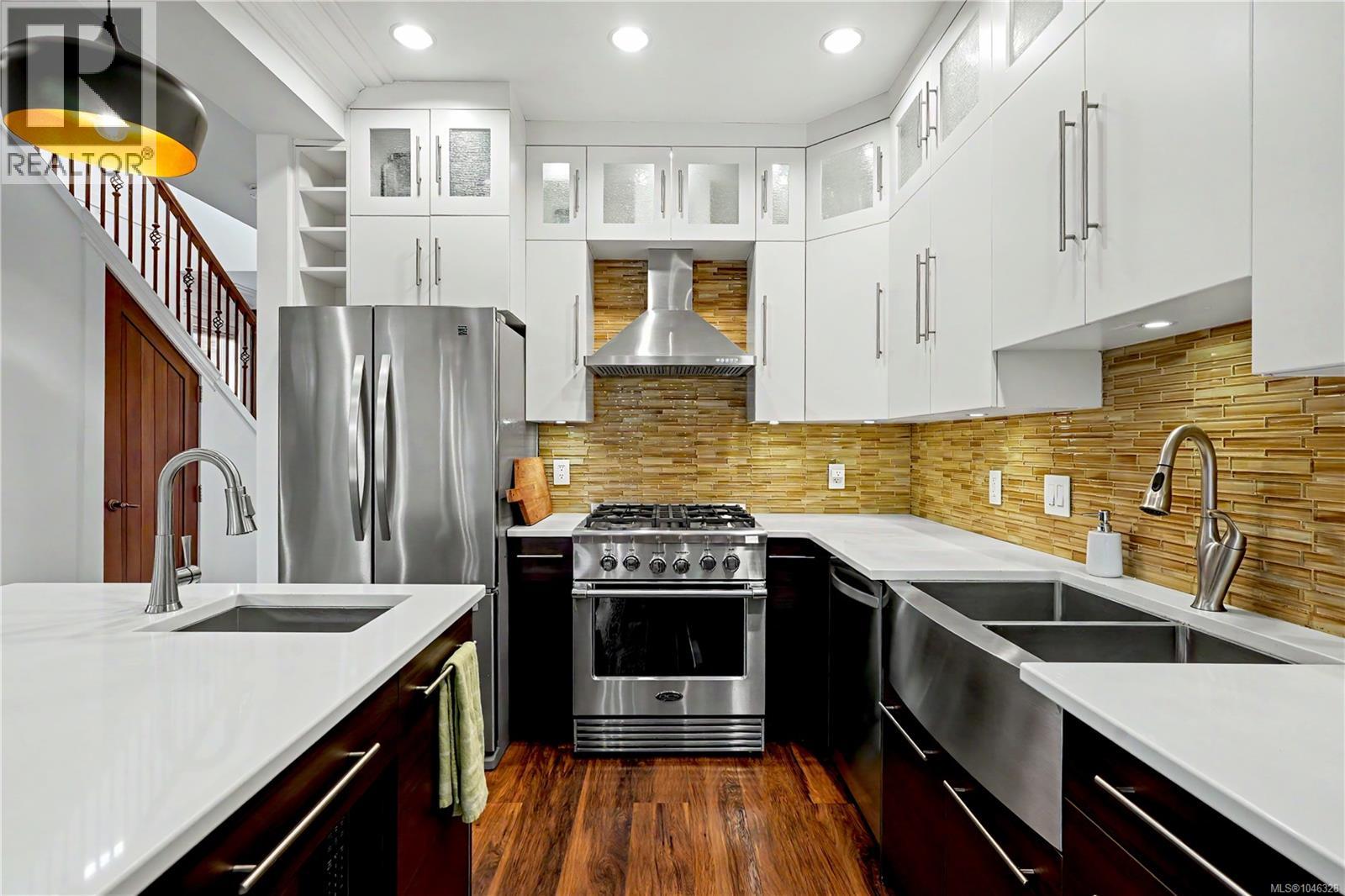 #4 2622 Shelbourne St - 11
