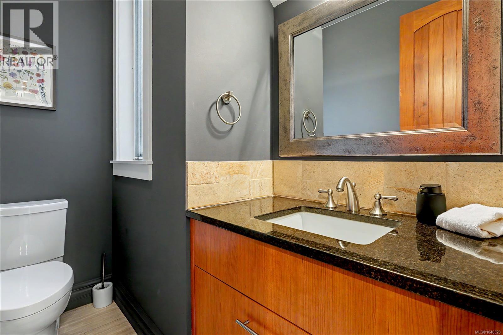 4 2622 Shelbourne Street, Victoria