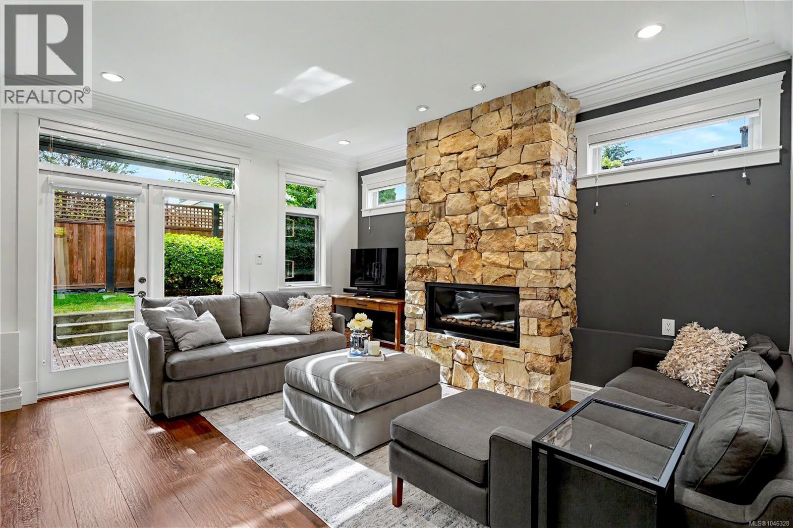 4 2622 Shelbourne Street, Victoria