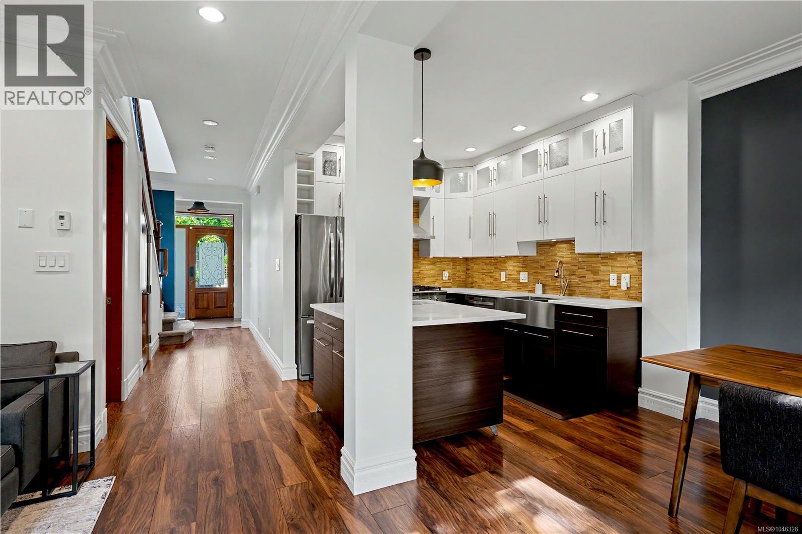4 2622 Shelbourne Street, Victoria
