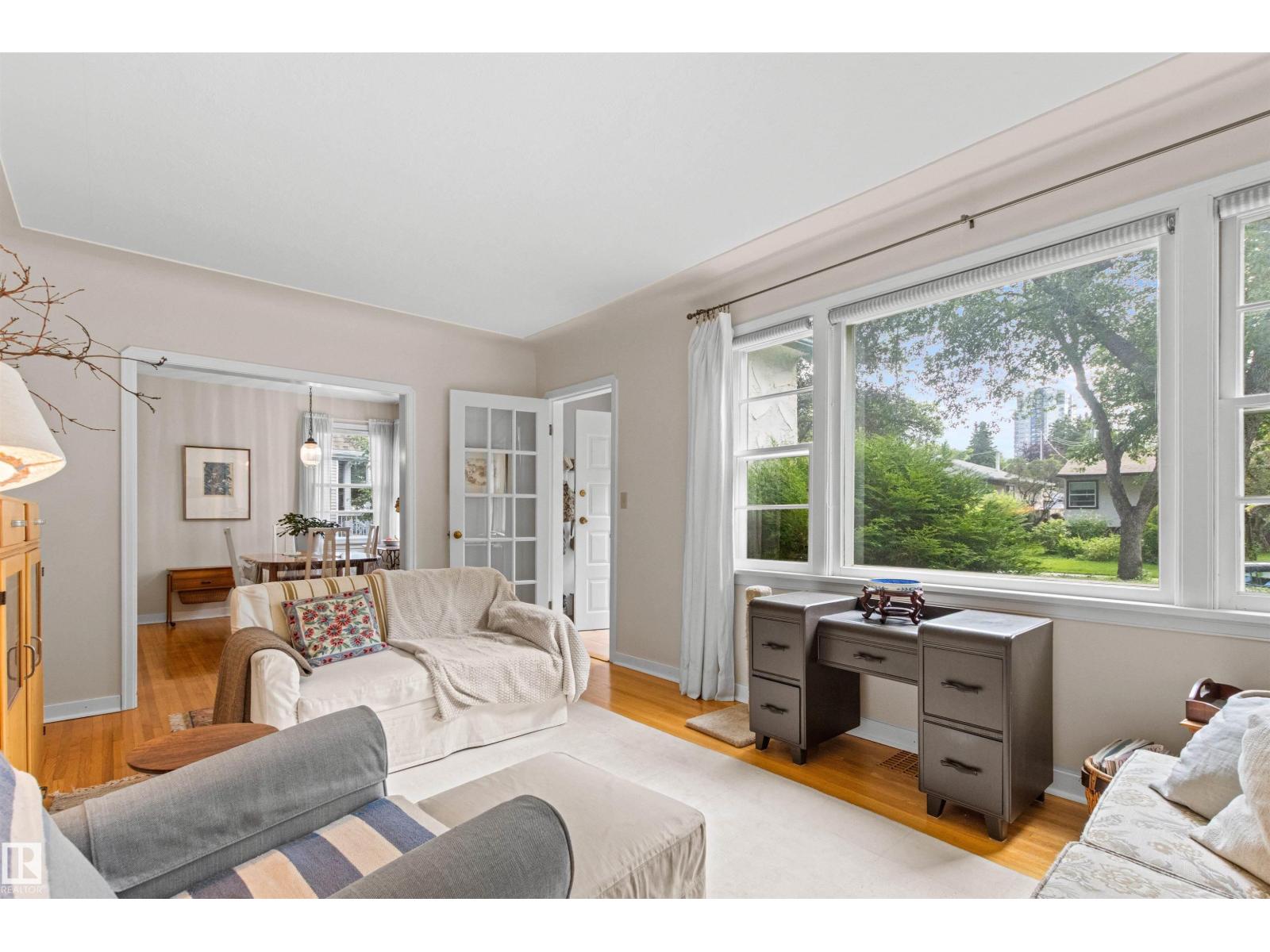 8842 89 ST NW - 10