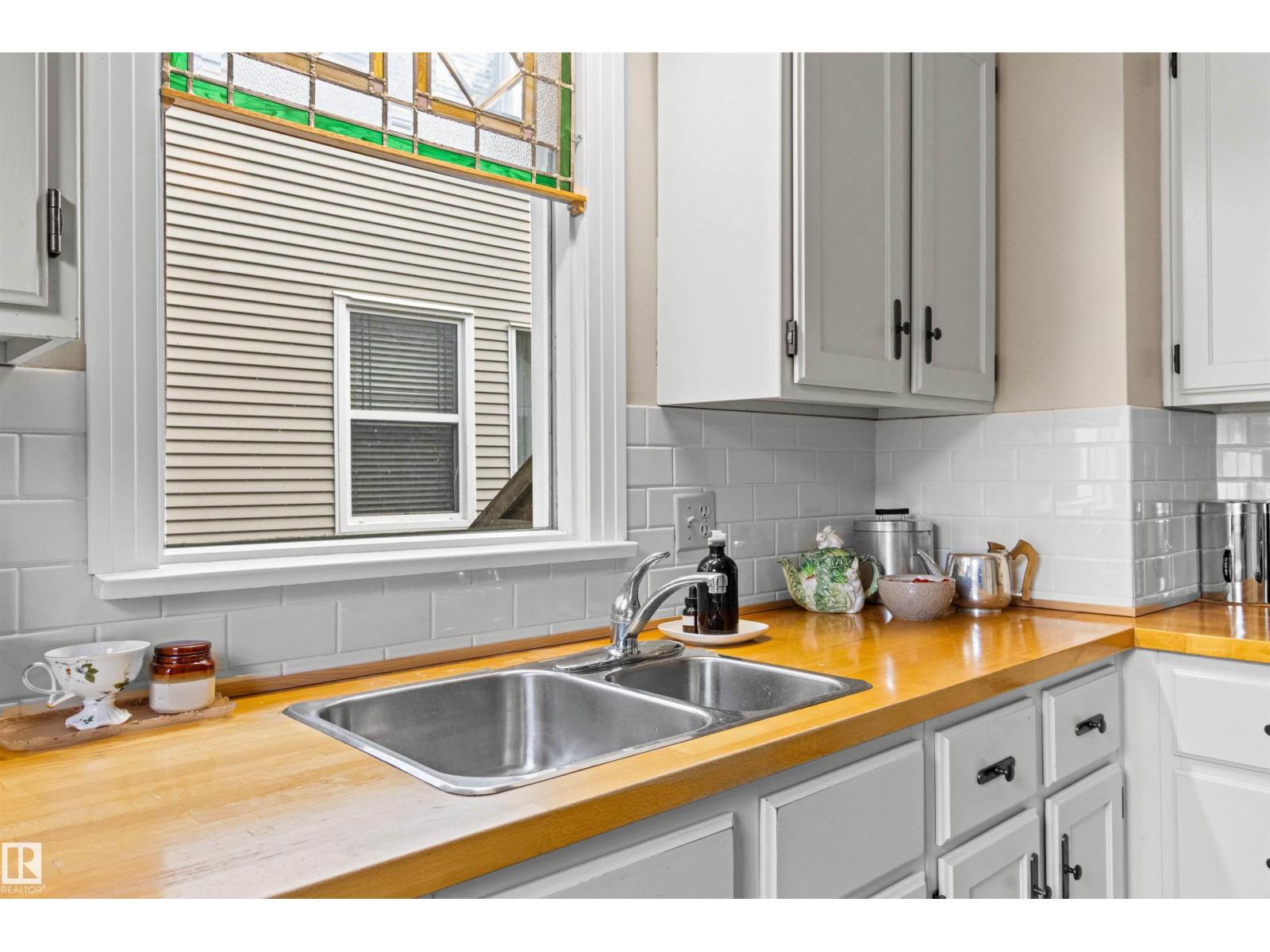 8842 89 ST NW - 19