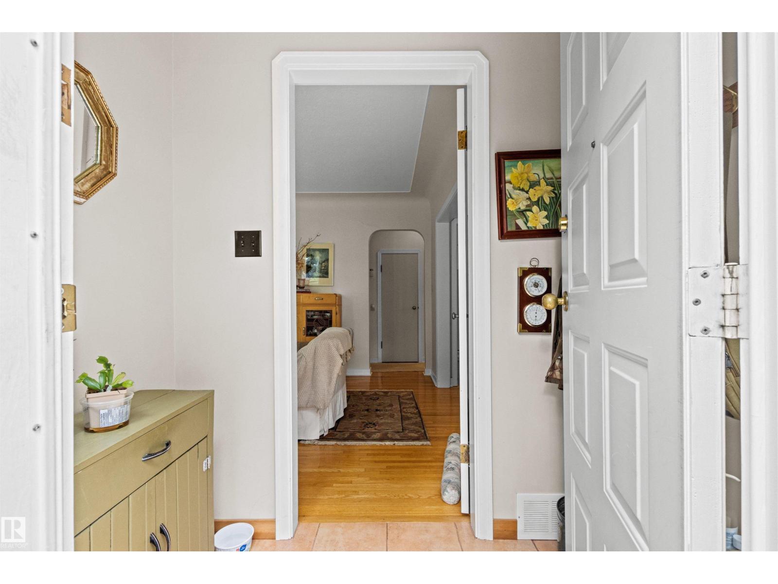 8842 89 ST NW - 3